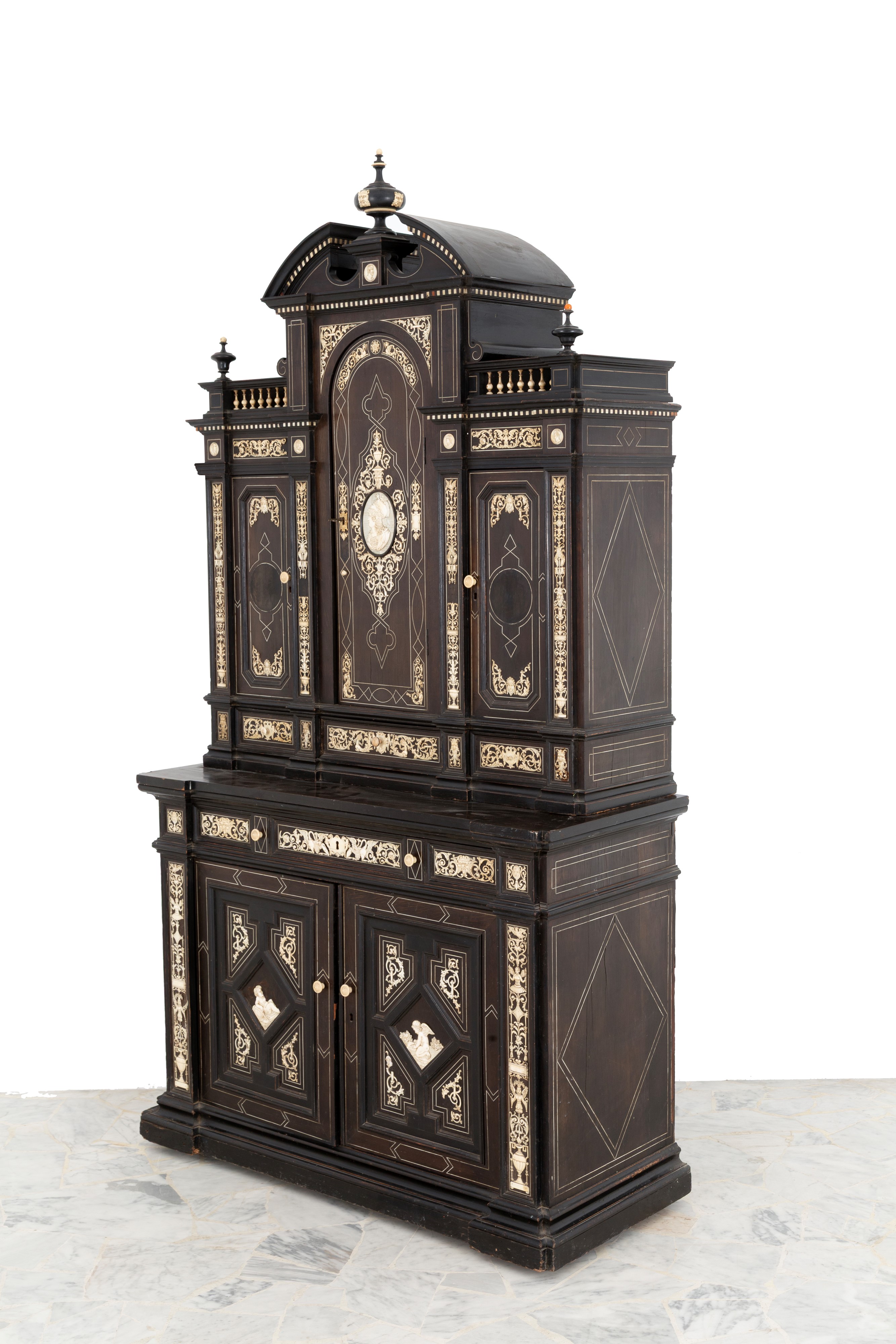 Credenza a due corpi intarsiata in avorio