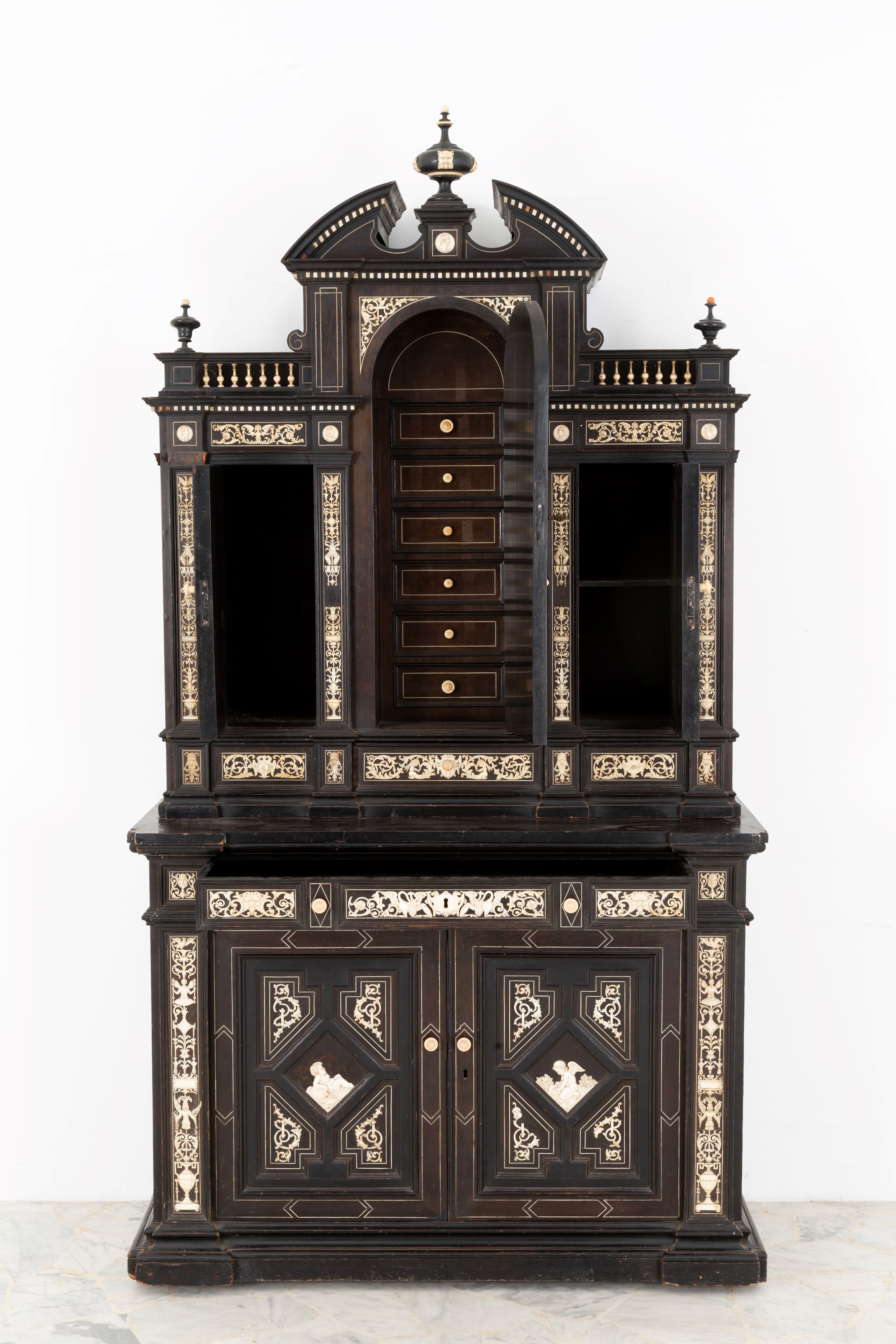 Credenza a due corpi intarsiata in avorio