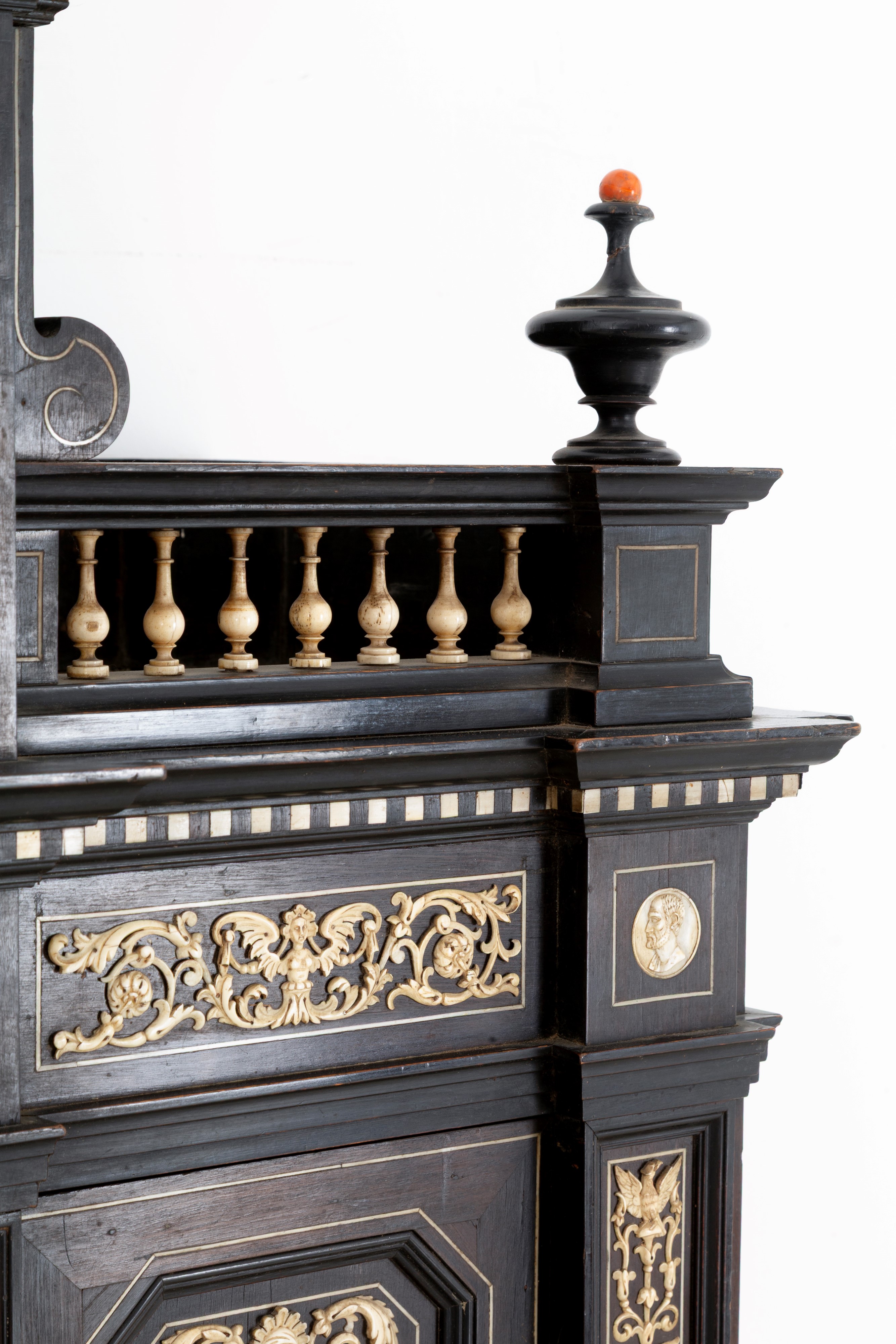 Credenza a due corpi intarsiata in avorio