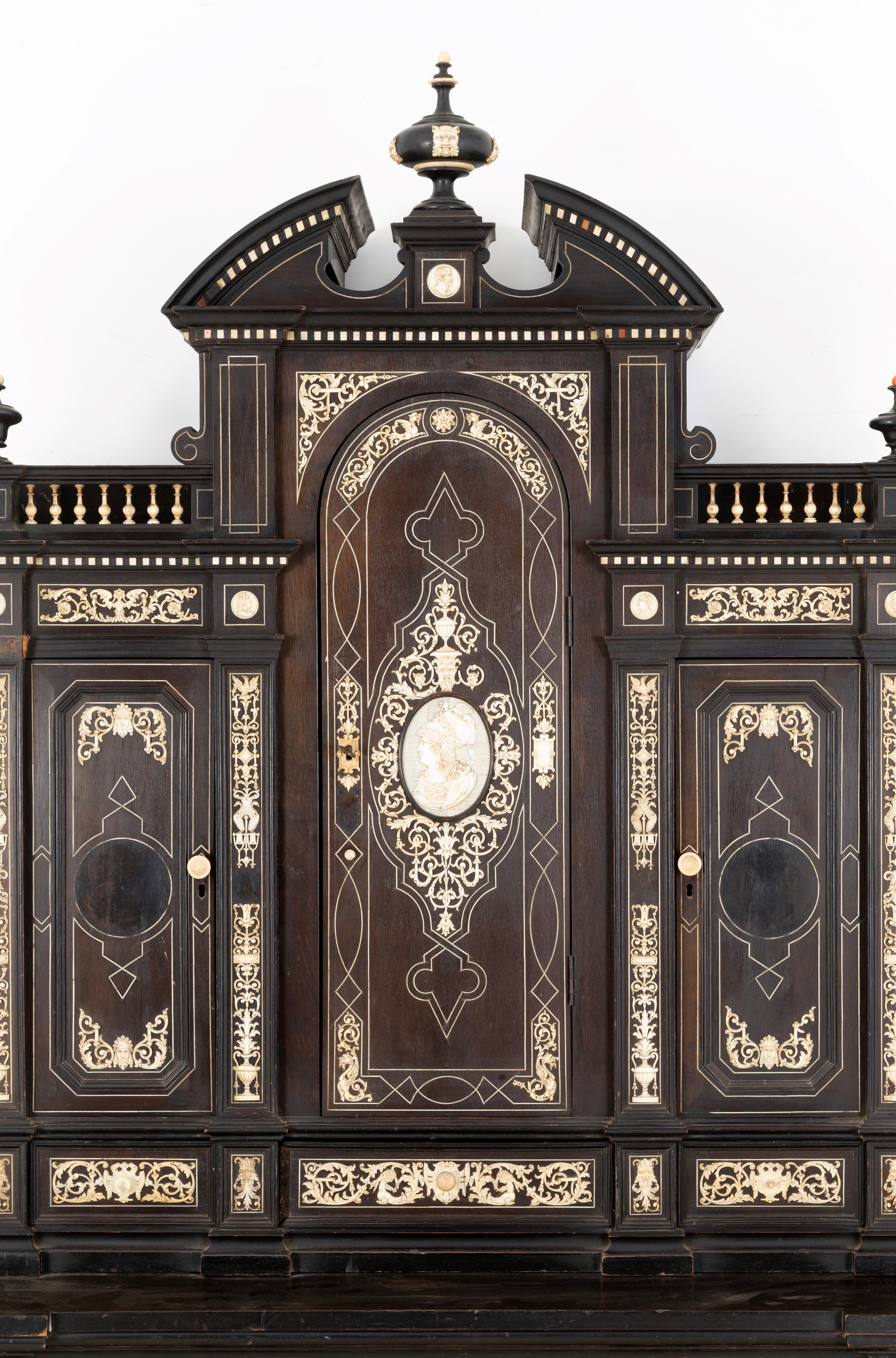 Credenza a due corpi intarsiata in avorio