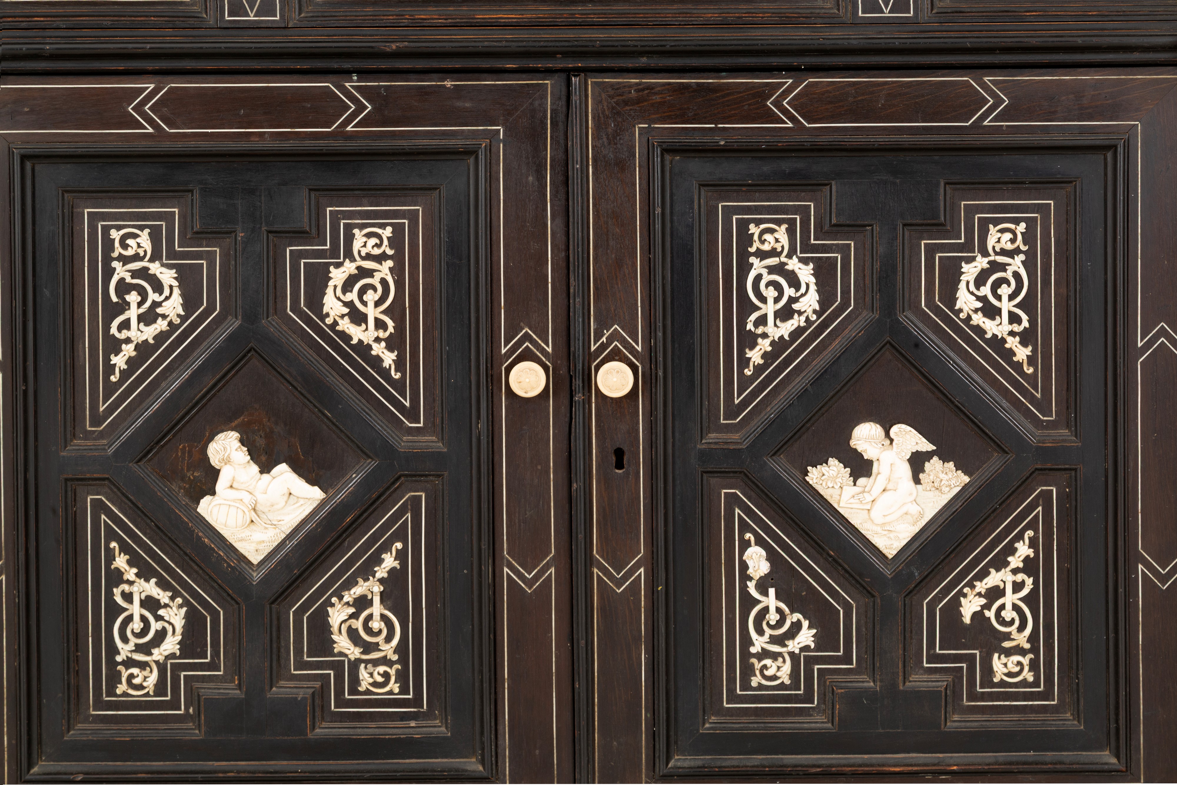 Credenza a due corpi intarsiata in avorio