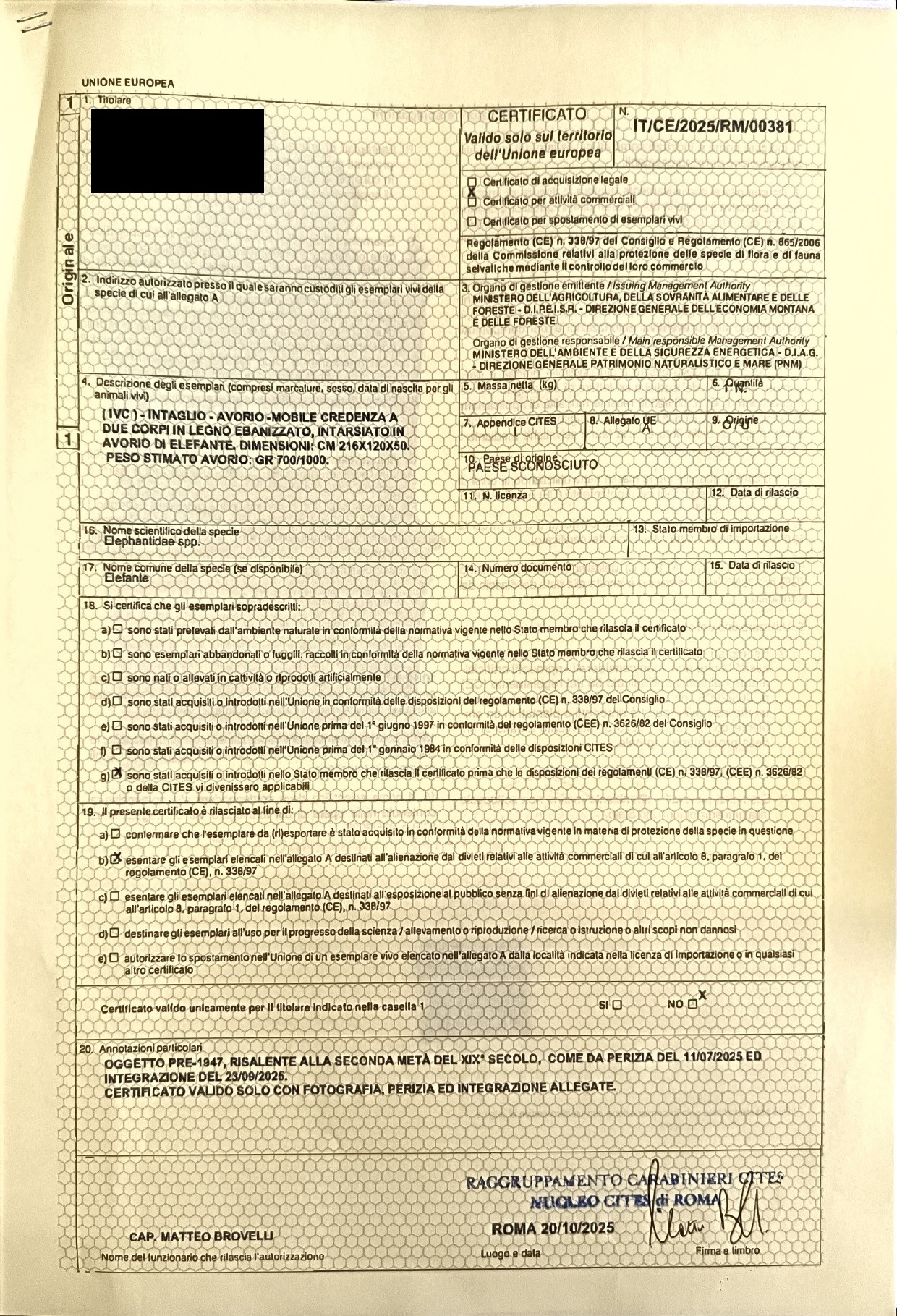 Credenza a due corpi intarsiata in avorio