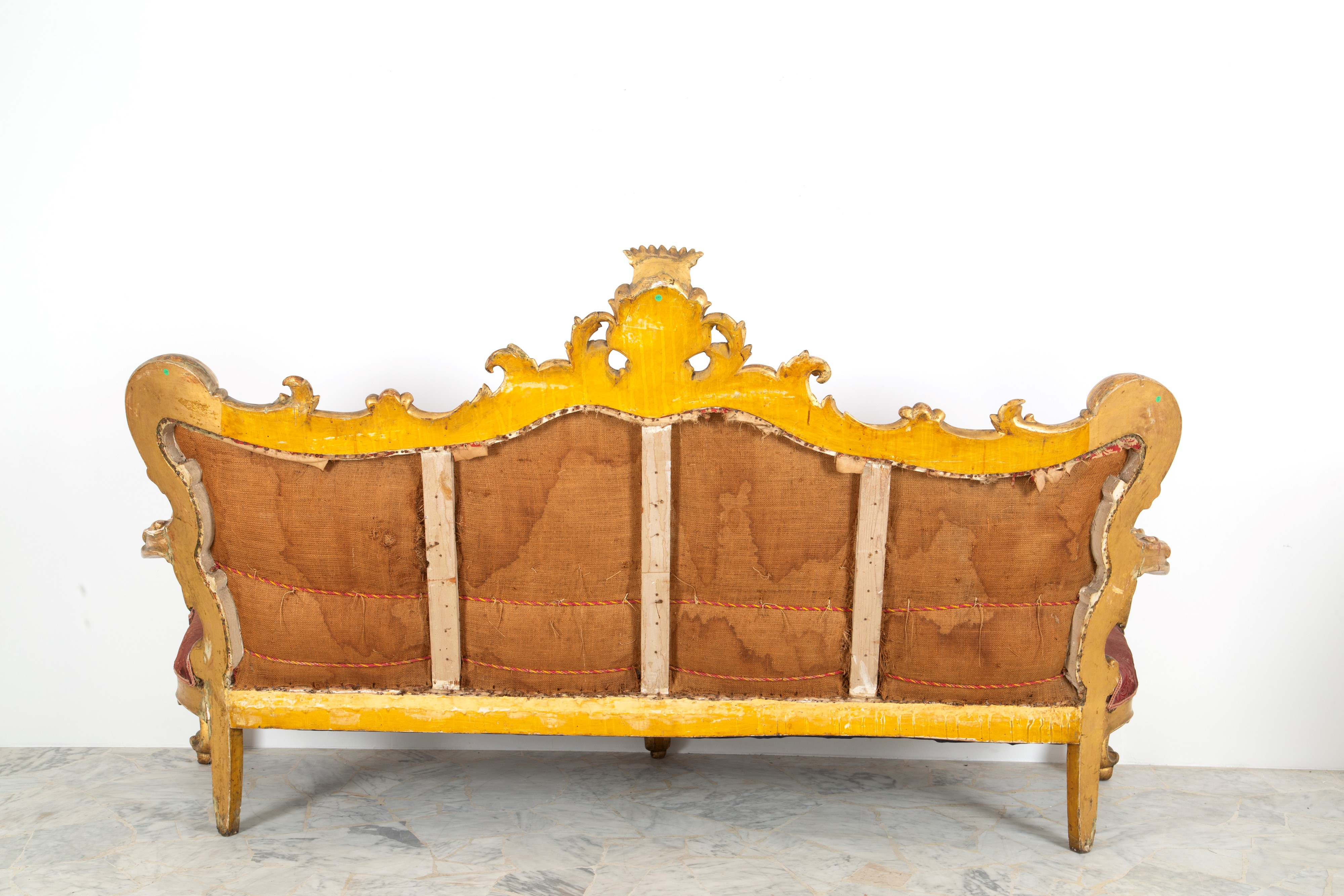 Divano in legno dorato