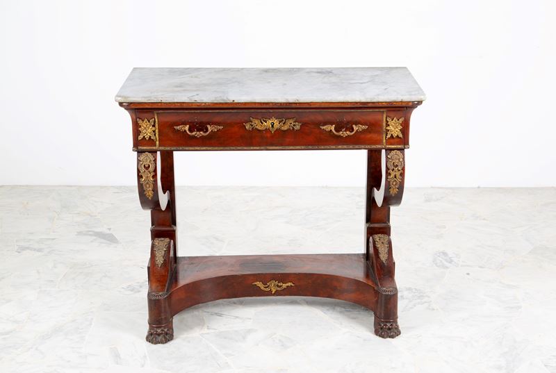 Consolle in mogano con piano in marmo bianco e applicazioni in bronzo dorato, periodo Carlo X