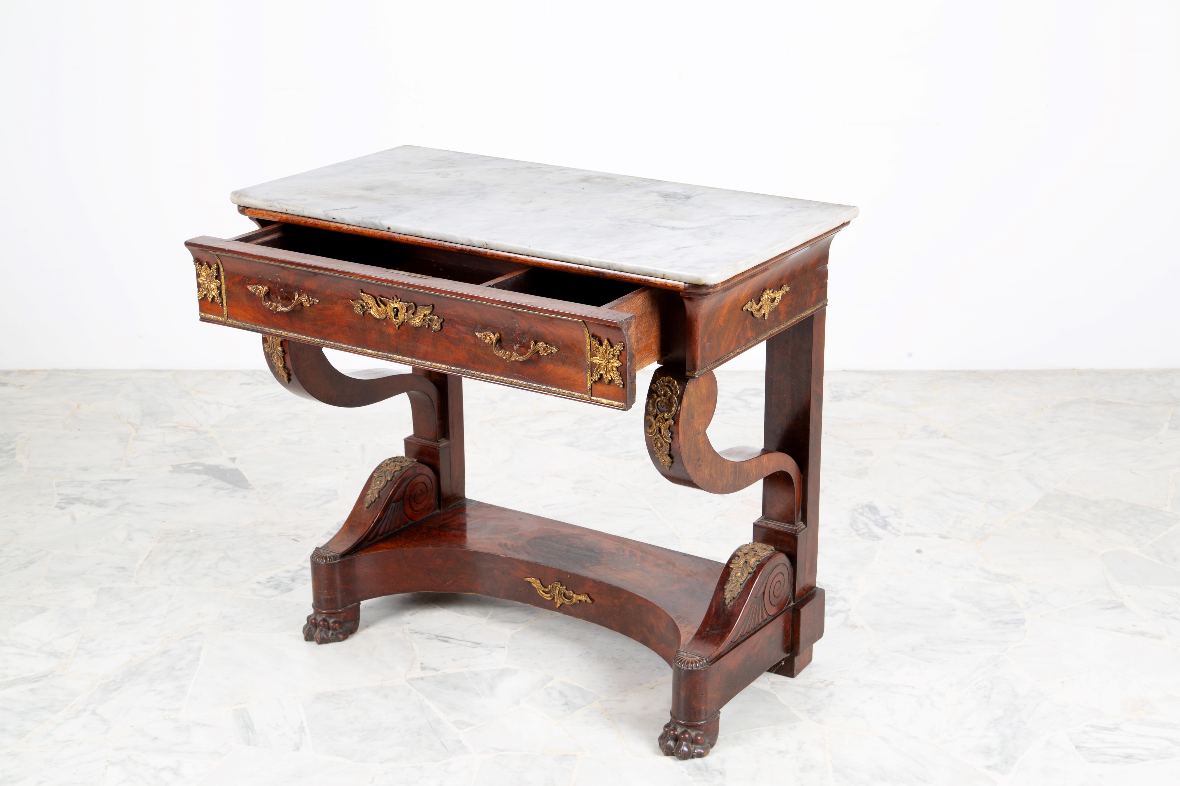 Consolle in mogano con piano in marmo bianco e applicazioni in bronzo dorato, periodo Carlo X