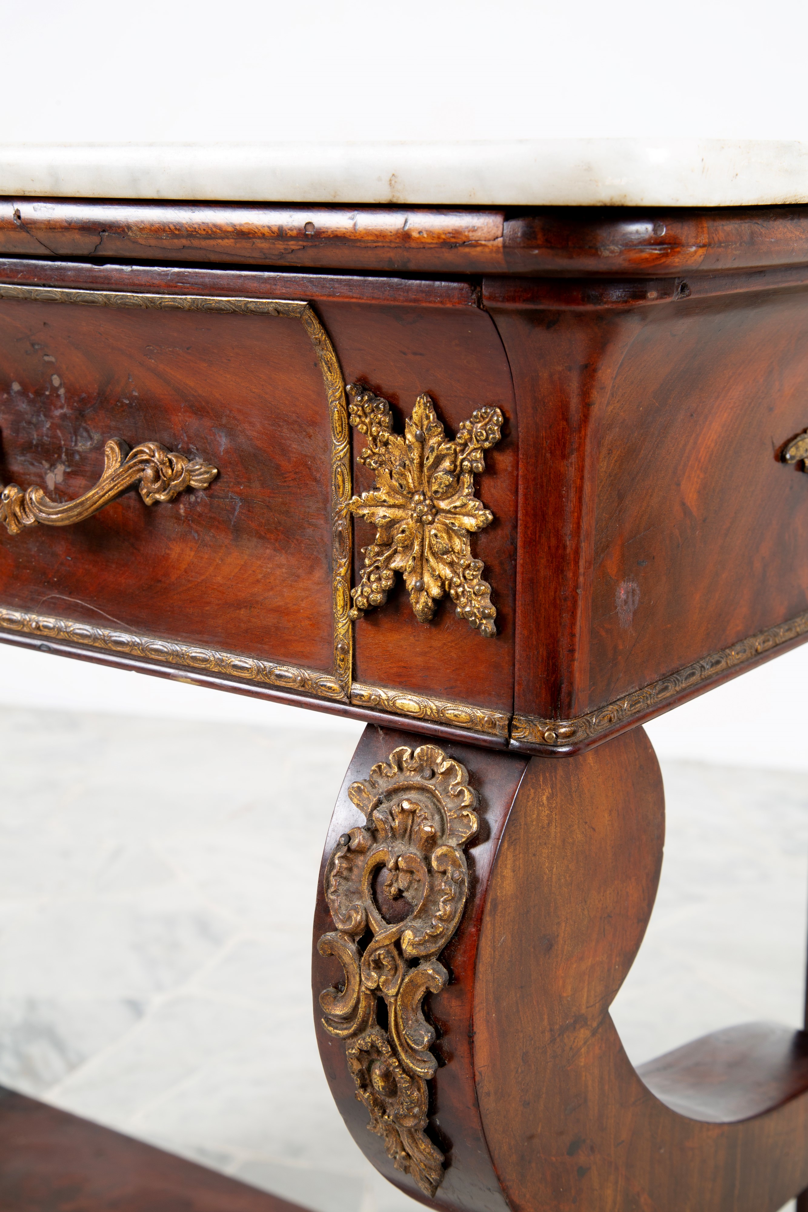 Consolle in mogano con piano in marmo bianco e applicazioni in bronzo dorato, periodo Carlo X