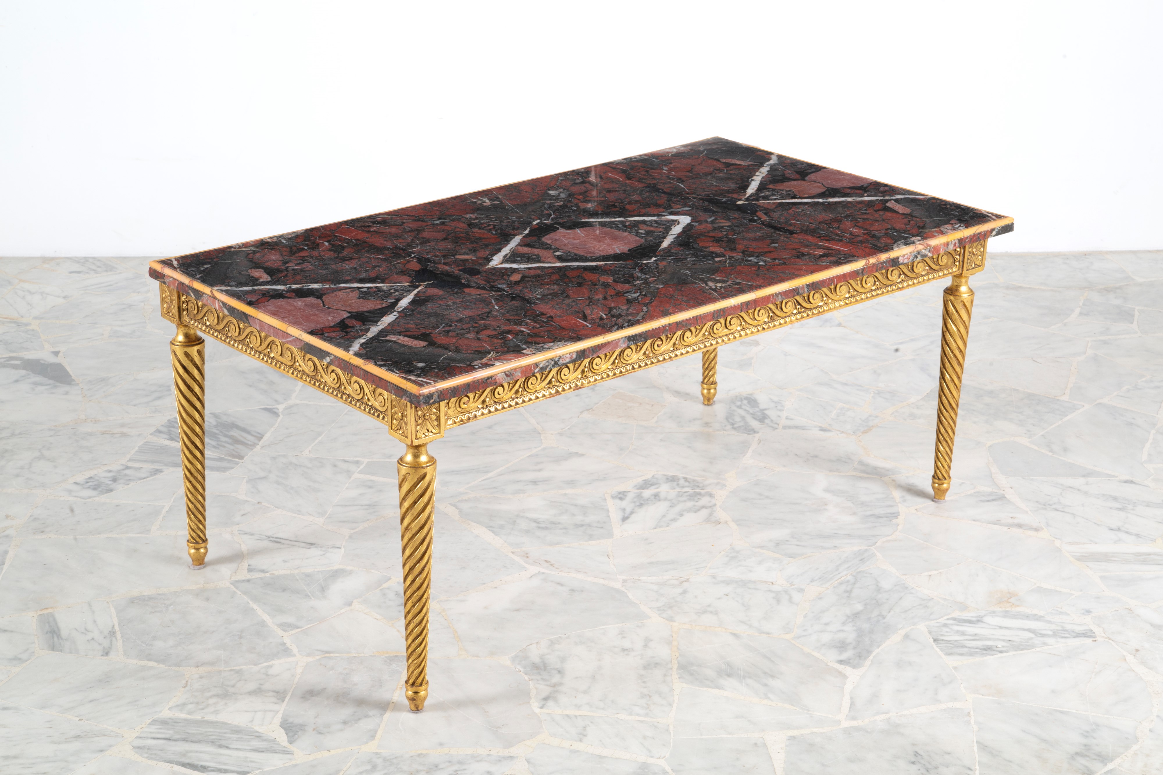 Tavolino con piano in marmo breccia rossa