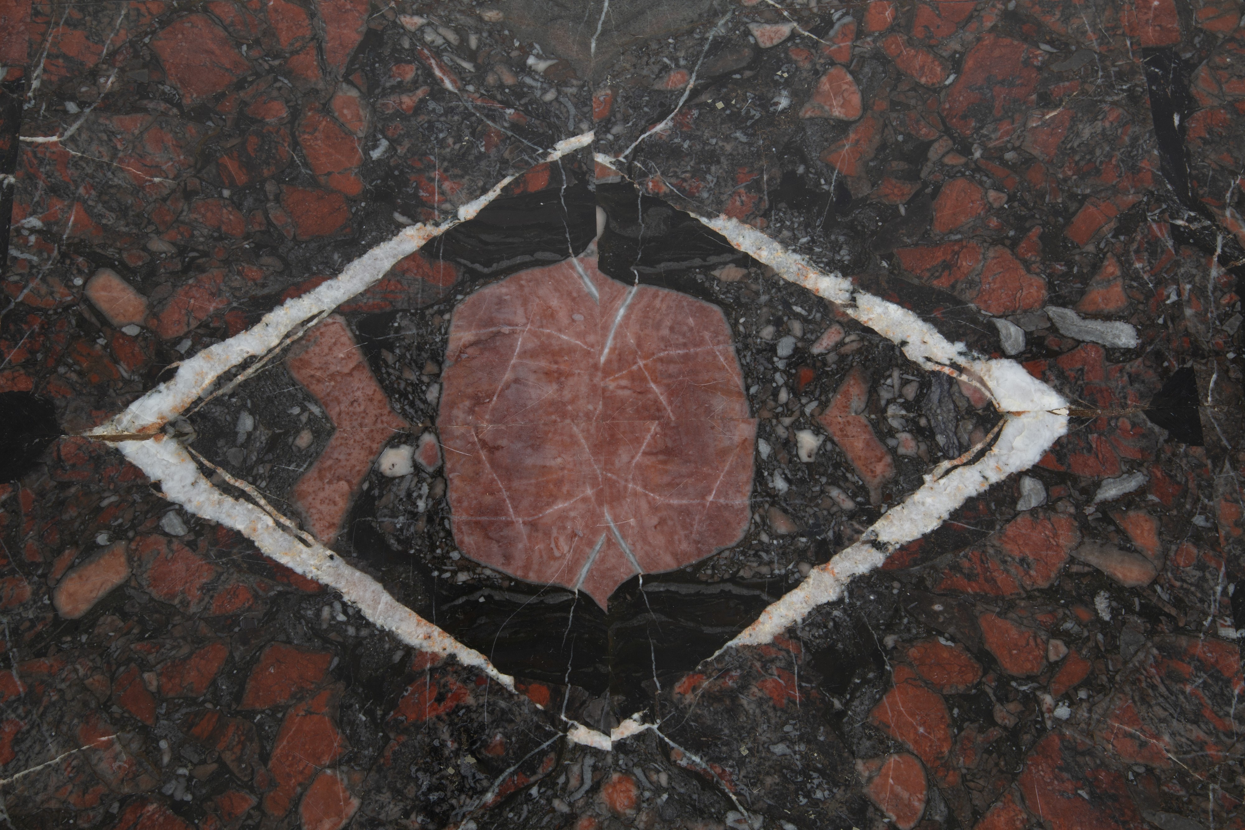 Tavolino con piano in marmo breccia rossa