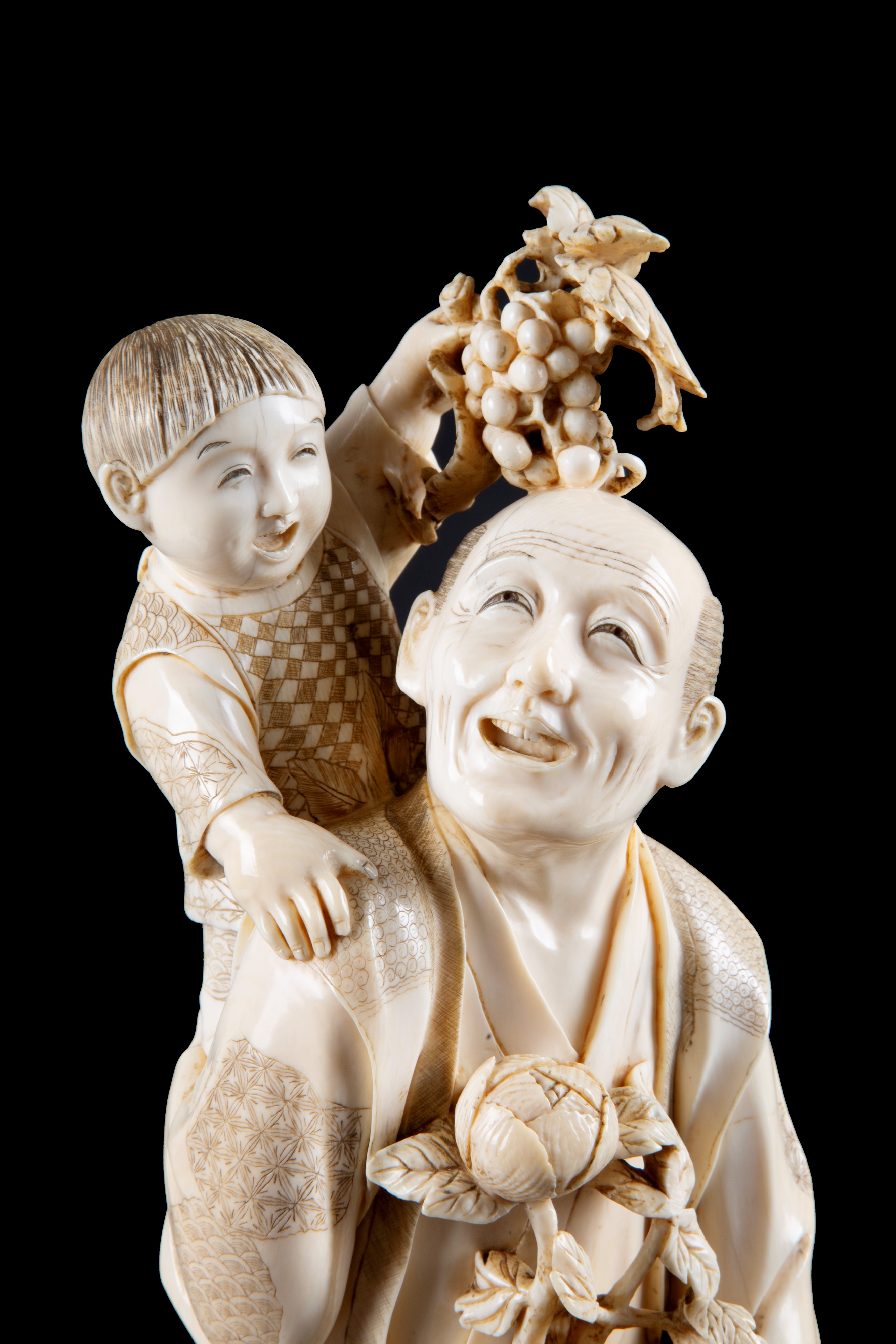 Okimono in avorio "CONTADINO CON BAMBINI"