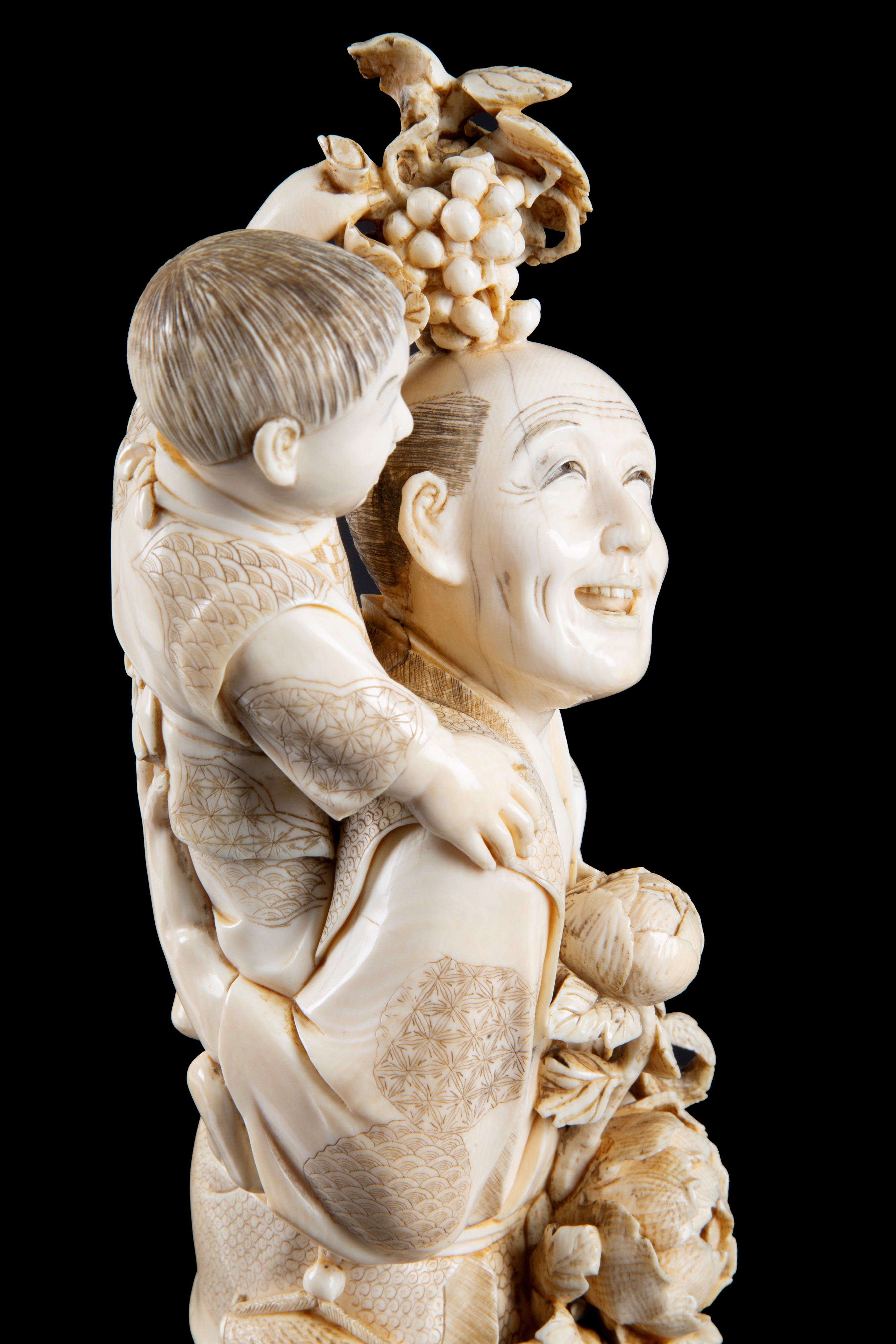 Okimono in avorio "CONTADINO CON BAMBINI"