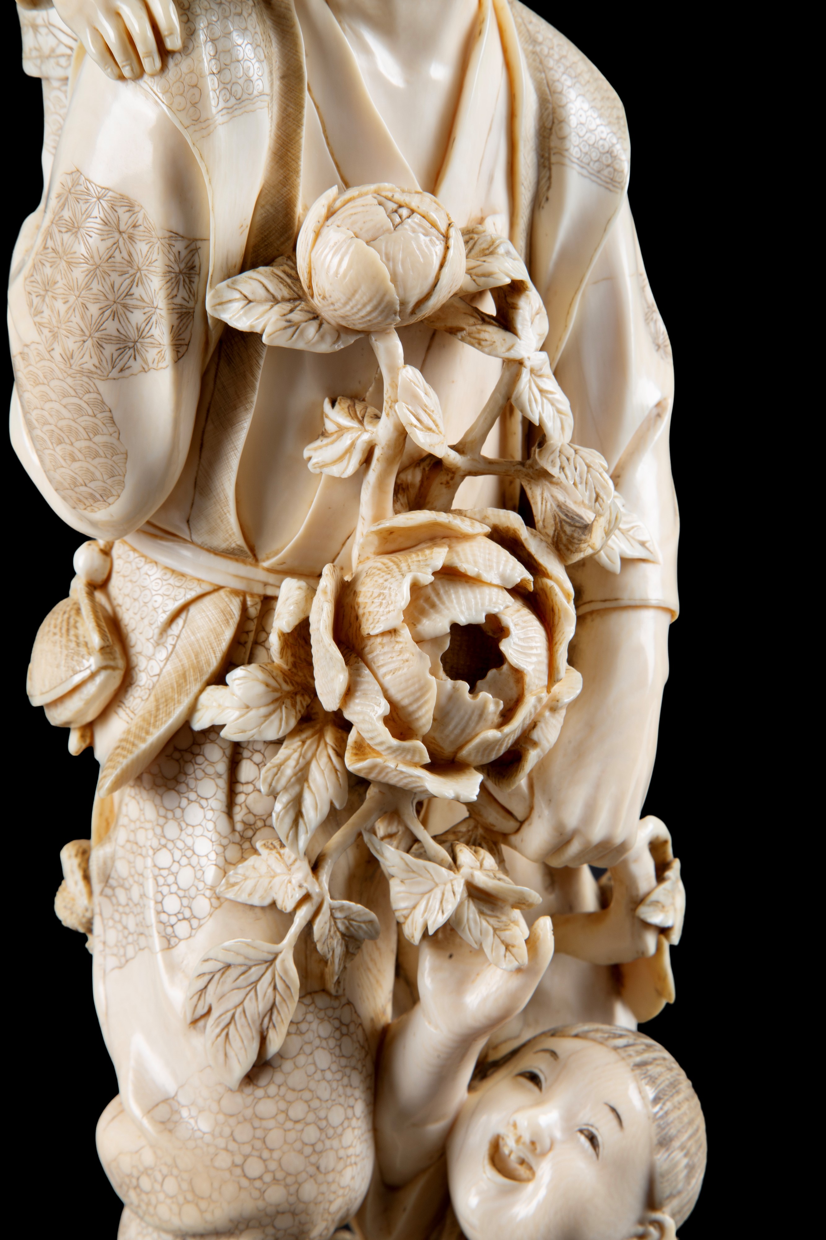 Okimono in avorio "CONTADINO CON BAMBINI"