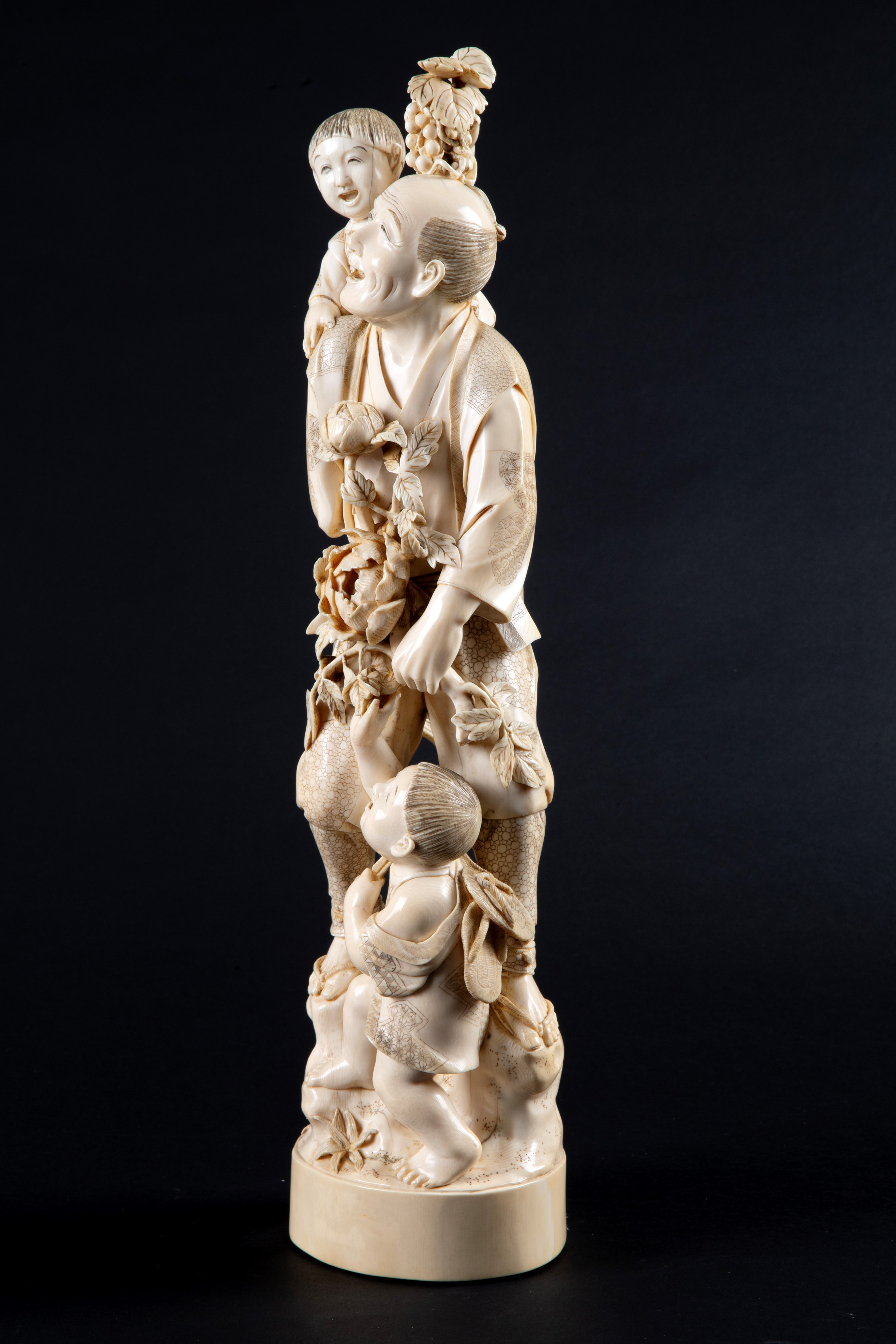 Okimono in avorio "CONTADINO CON BAMBINI"