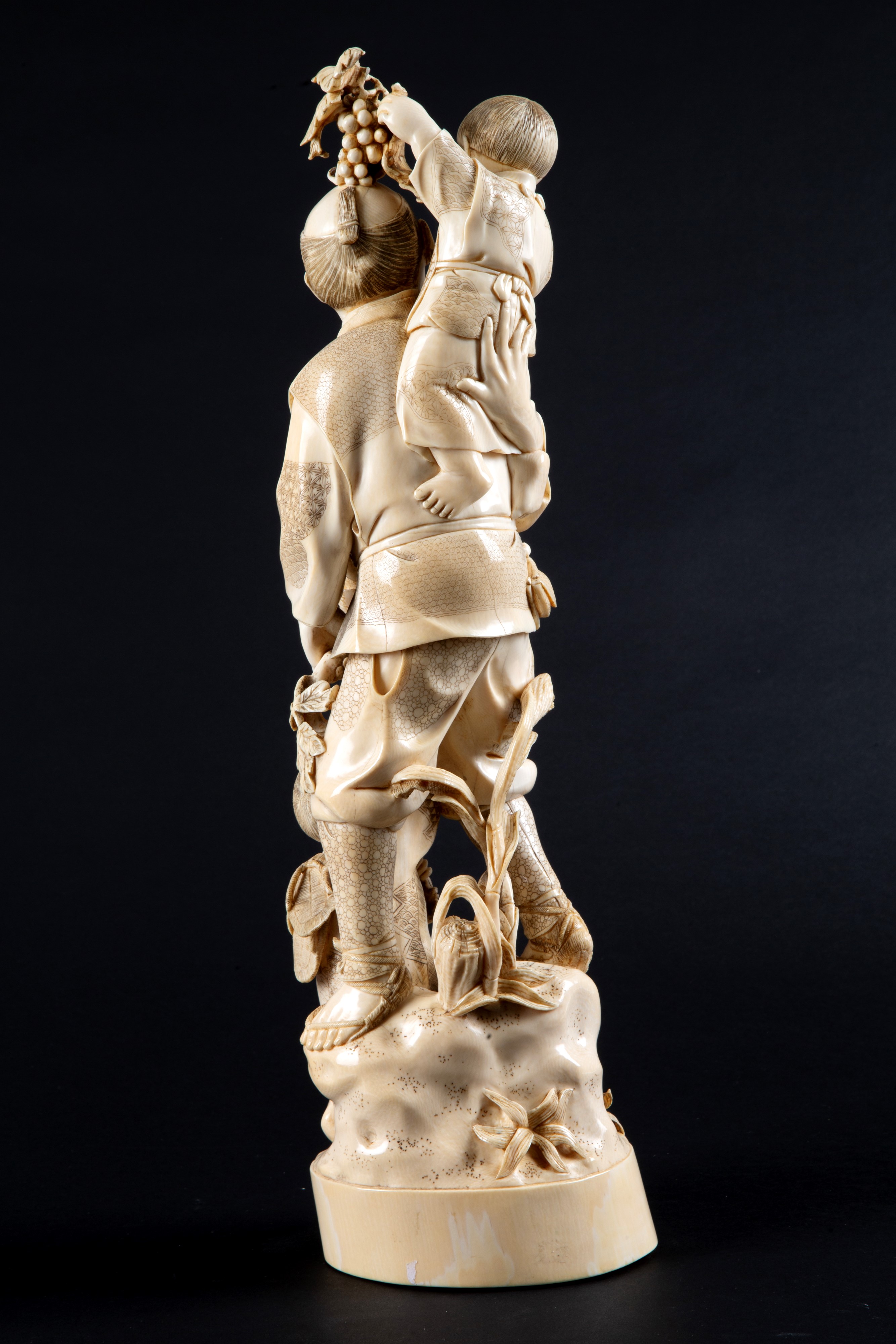 Okimono in avorio "CONTADINO CON BAMBINI"