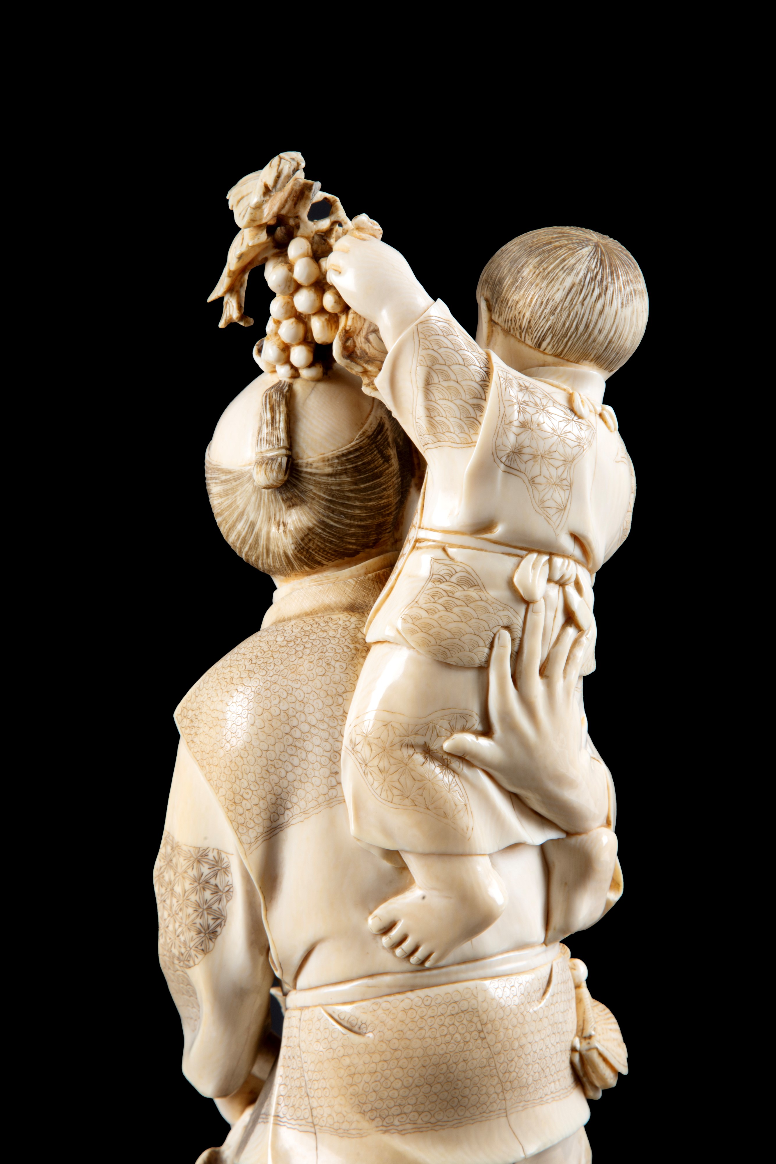 Okimono in avorio "CONTADINO CON BAMBINI"