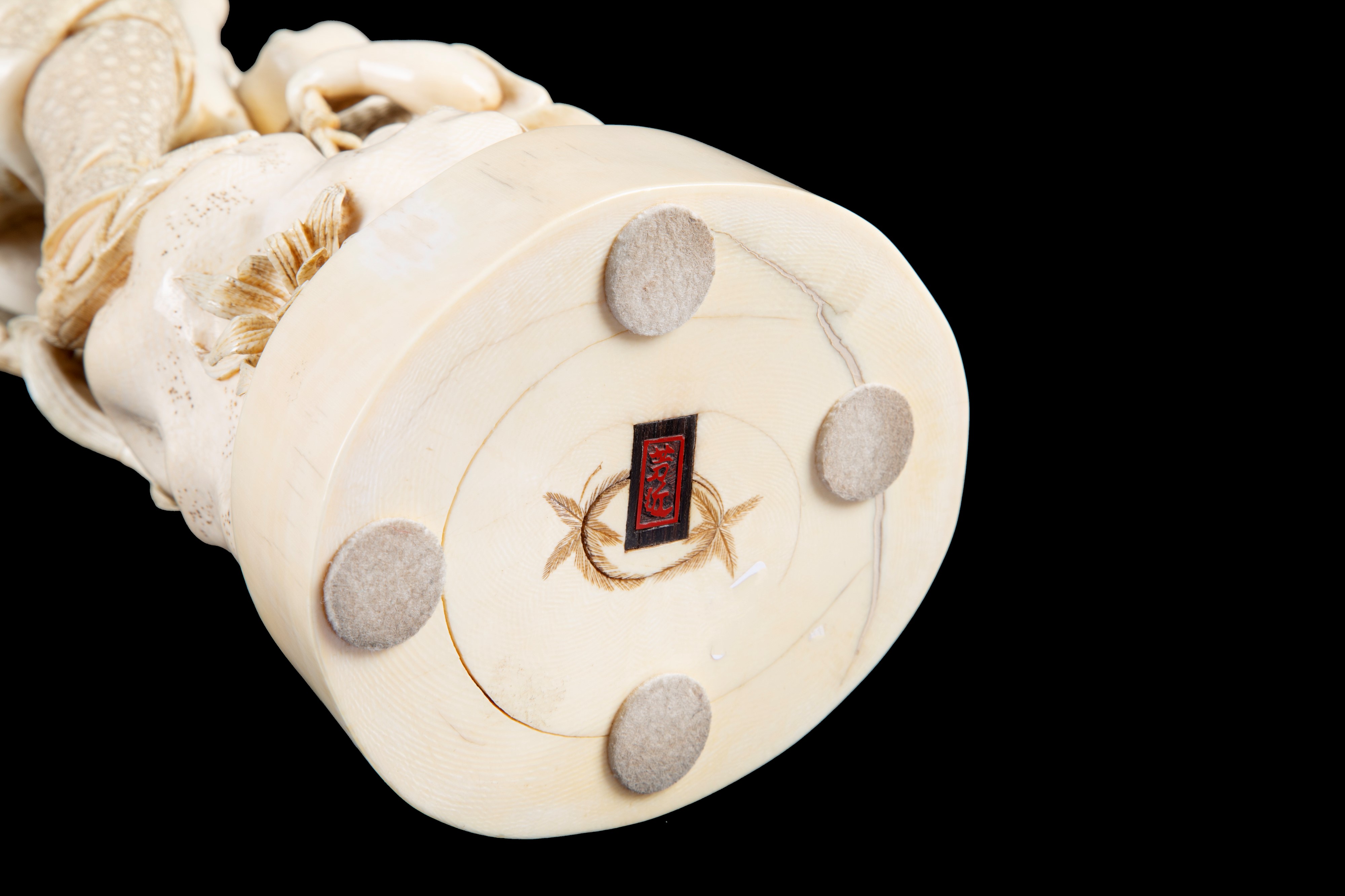 Okimono in avorio "CONTADINO CON BAMBINI"