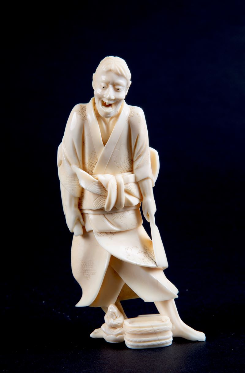 Okimono in avorio "UOMO"