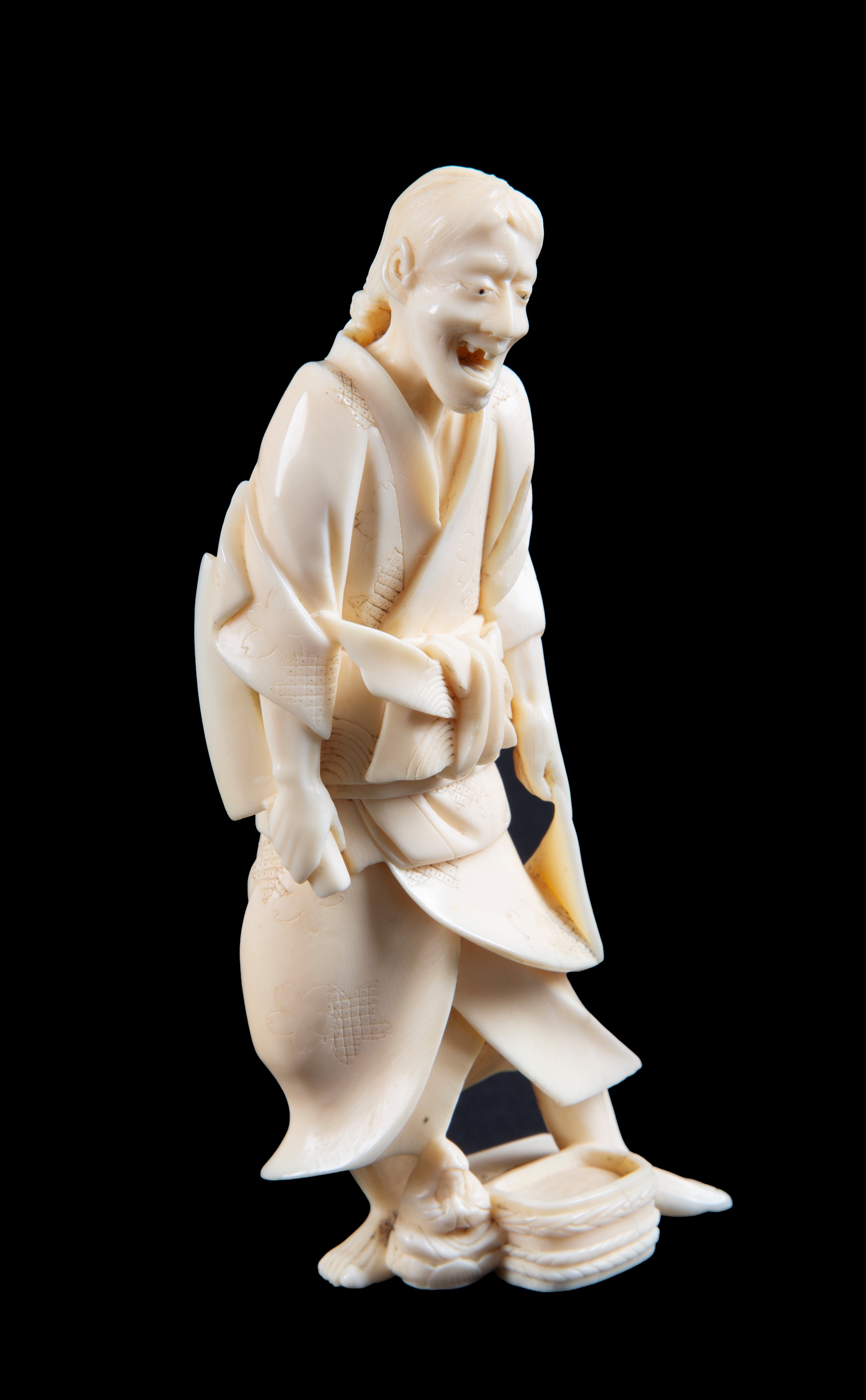 Okimono in avorio "UOMO"