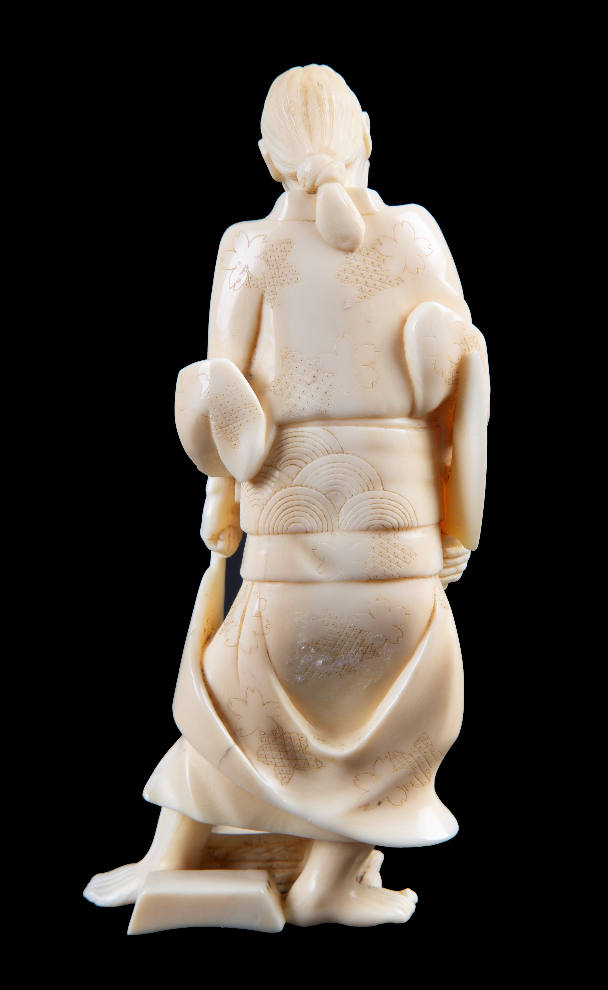 Okimono in avorio "UOMO"