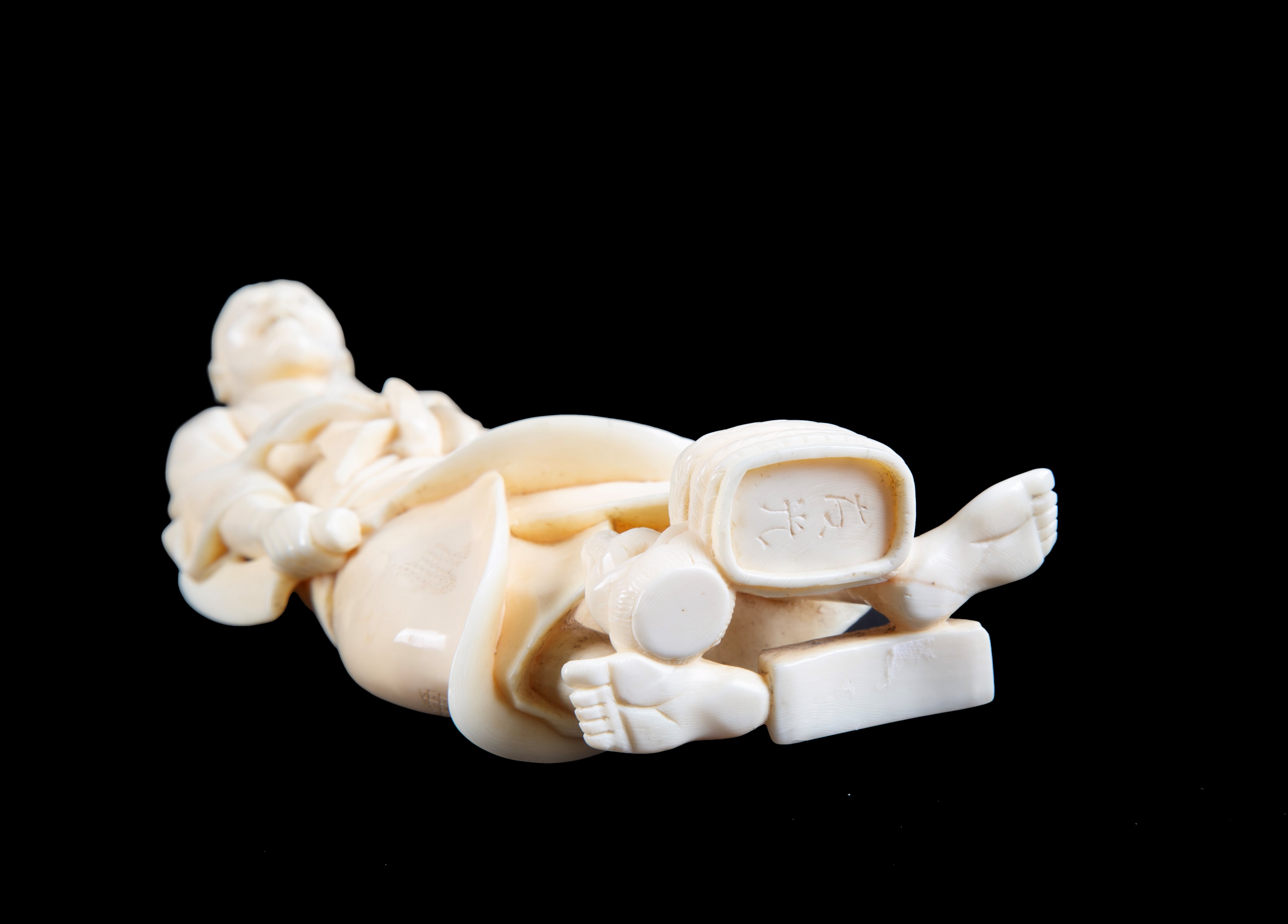 Okimono in avorio "UOMO"