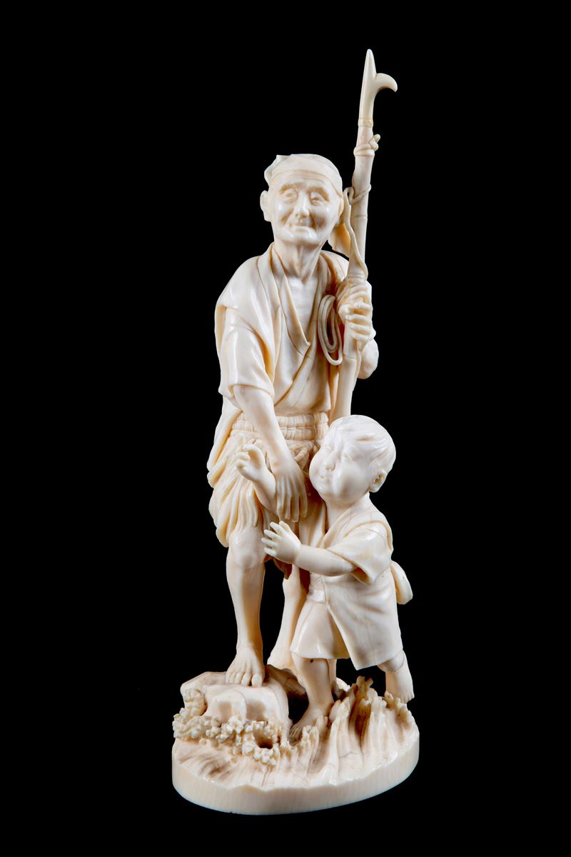 Okimono in avorio "PESCATORE CON BAMBINO"