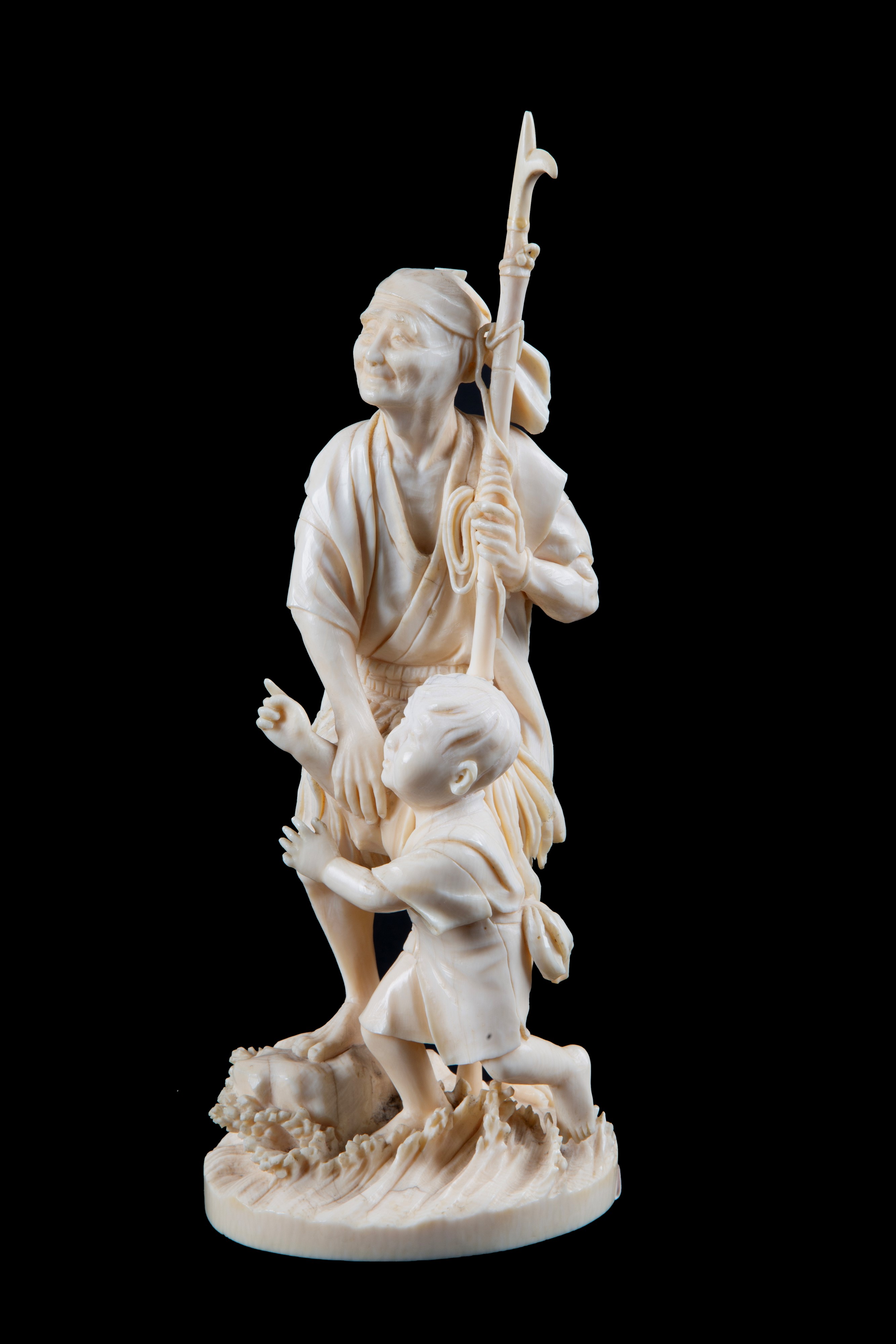 Okimono in avorio "PESCATORE CON BAMBINO"