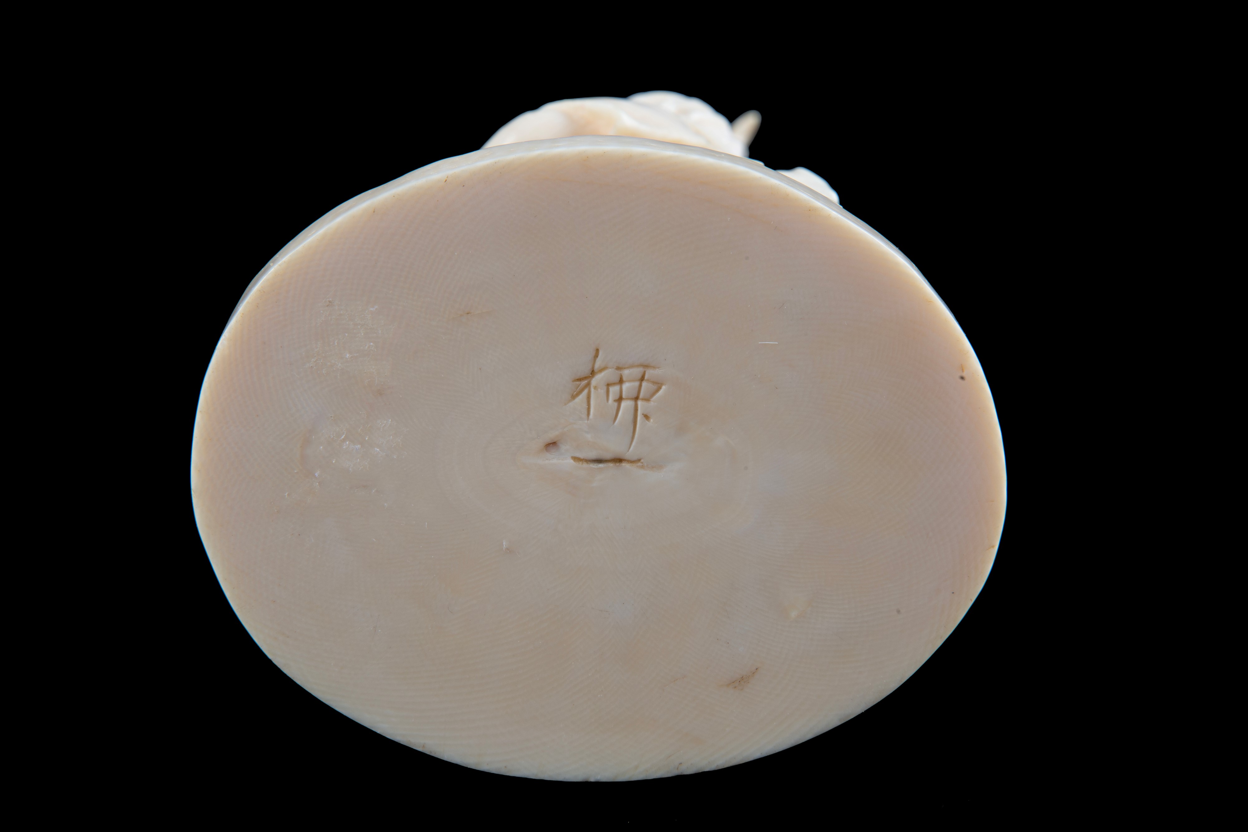 Okimono in avorio "PESCATORE CON BAMBINO"