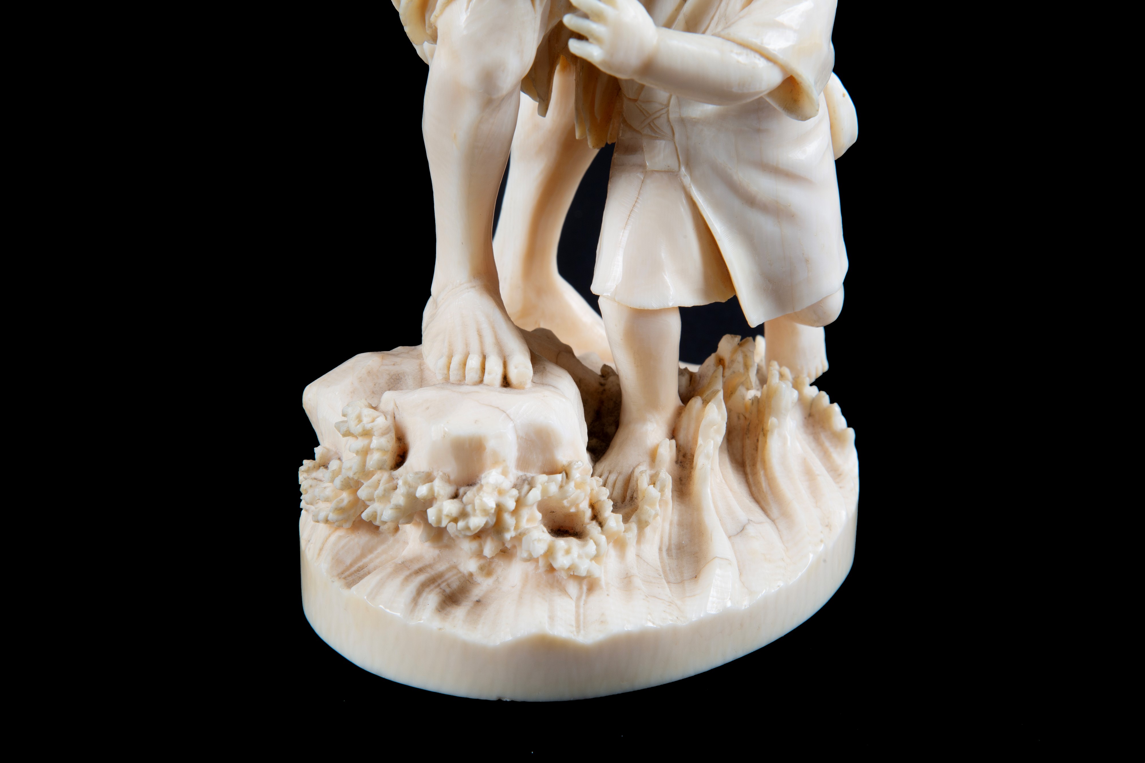 Okimono in avorio "PESCATORE CON BAMBINO"