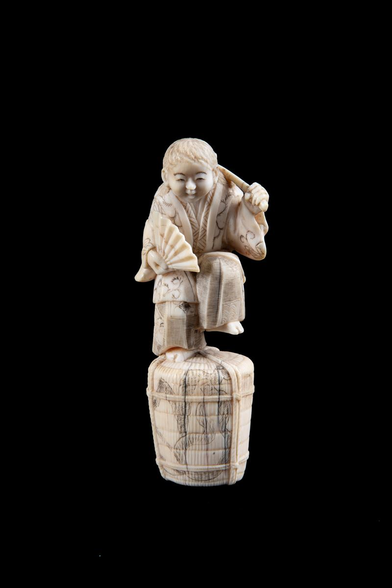 Okimono in avorio "BAMBINO SU CESTO"