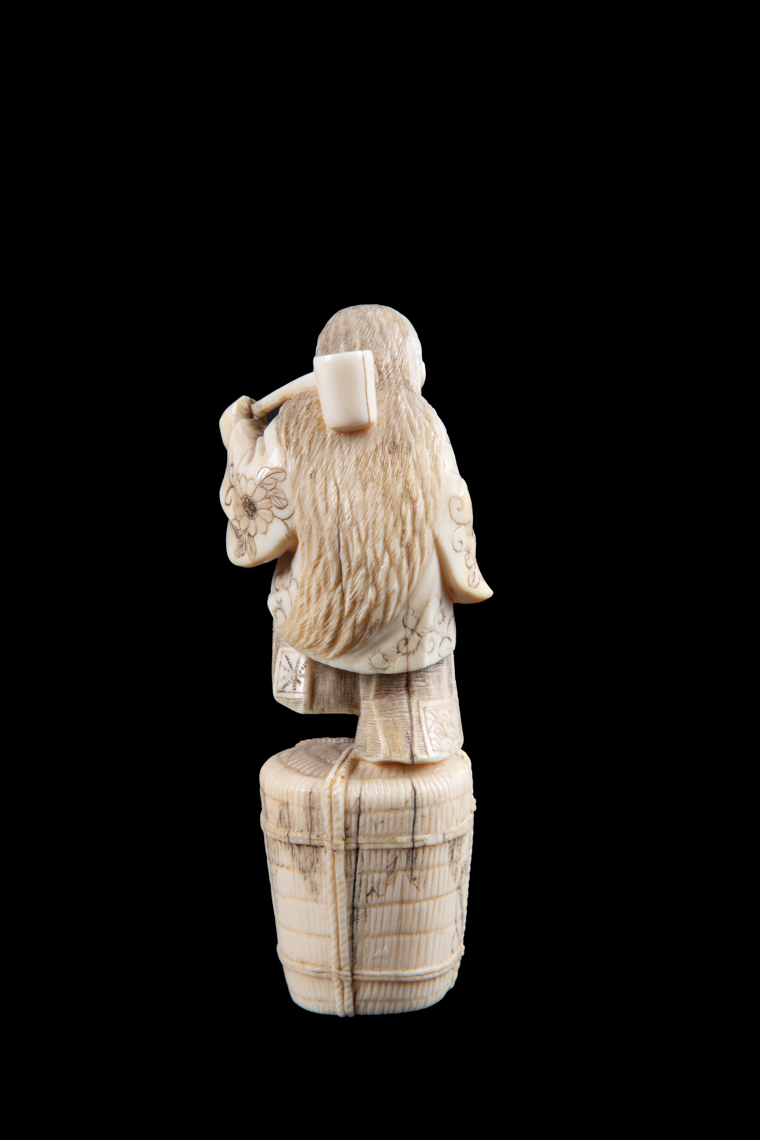 Okimono in avorio "BAMBINO SU CESTO"