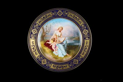 Piatto in porcellana con figura femminile in lettura e bambini, Vienna
