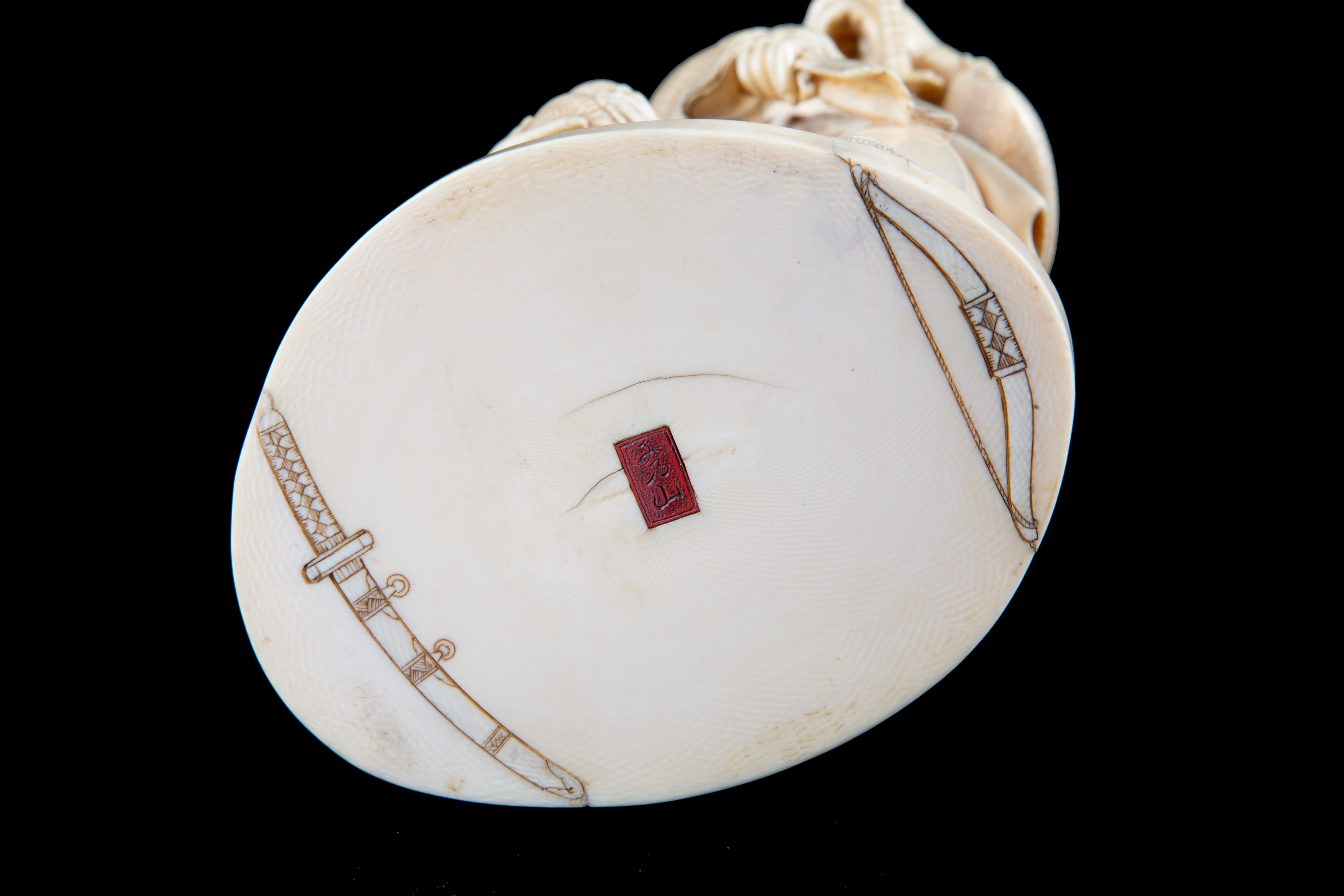 Okimono in avorio "SAMURAI CON BAMBINO"