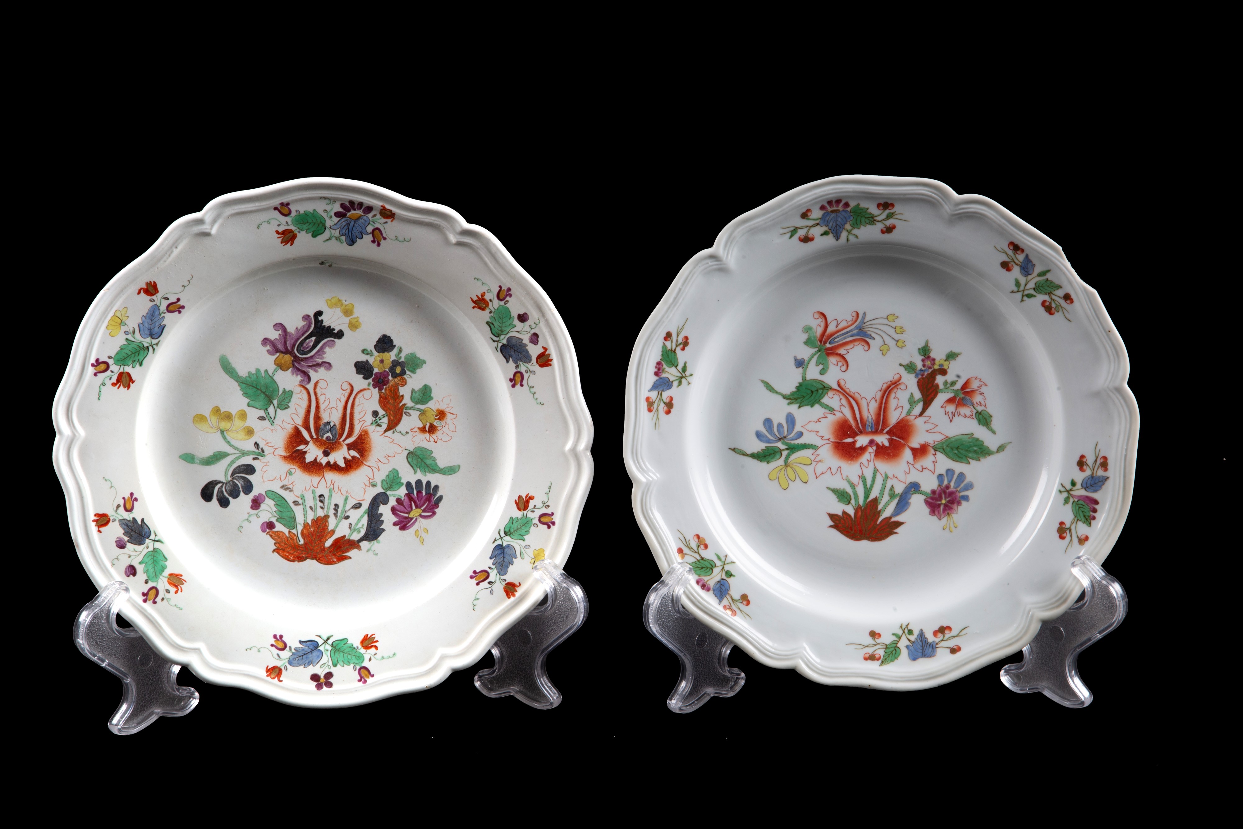 Sei piatti in porcellana dipinta. DOCCIA