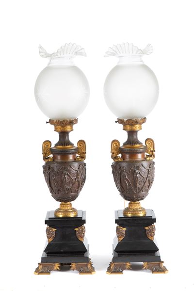 Coppia di lampade, bronzo dorato e patinato con basi in marmo Nero del Belgio e boule in vetro, X...