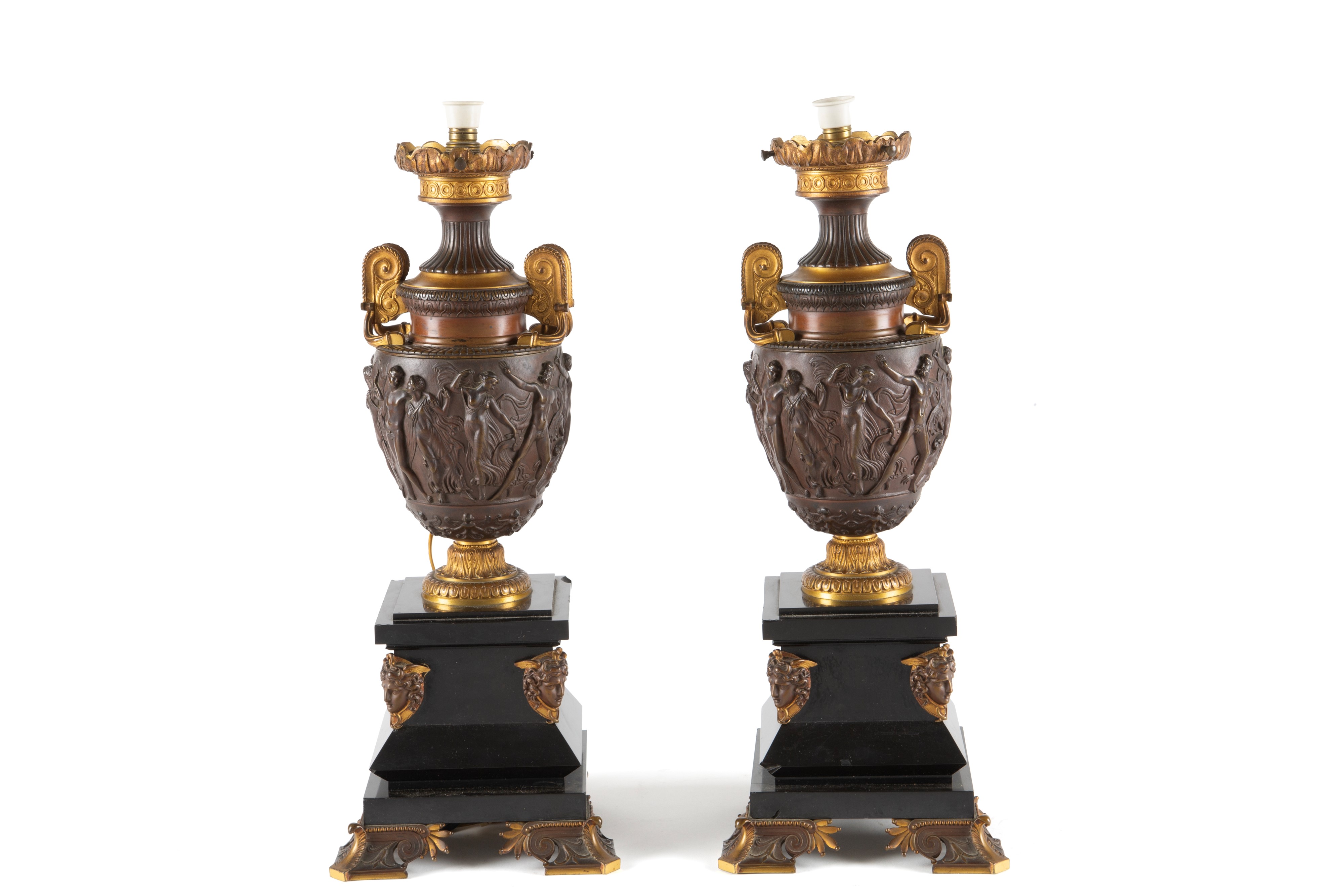 Coppia di lampade, bronzo dorato e patinato con basi in marmo Nero del Belgio e boule in vetro, X...