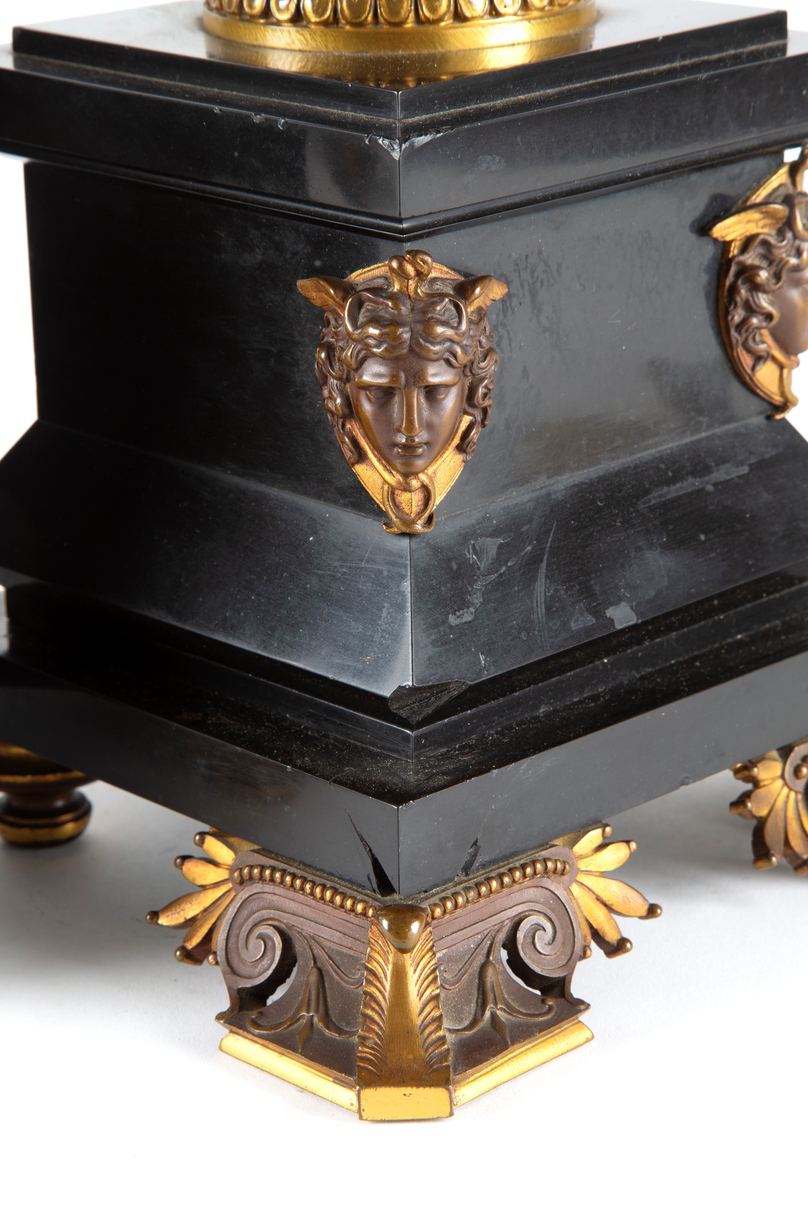 Coppia di lampade, bronzo dorato e patinato con basi in marmo Nero del Belgio e boule in vetro, X...