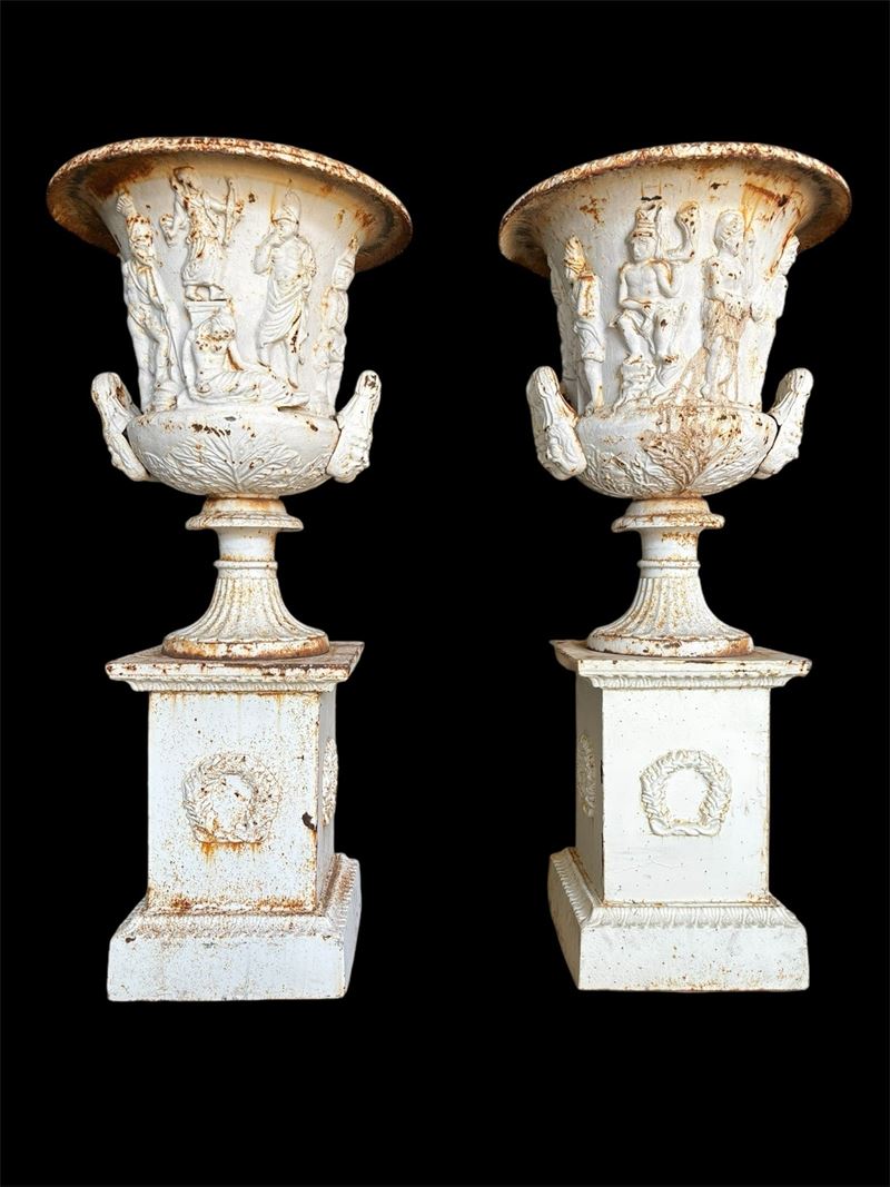 Coppia di vasi in ghisa verniciati di bianco, altezza 150 cm circa