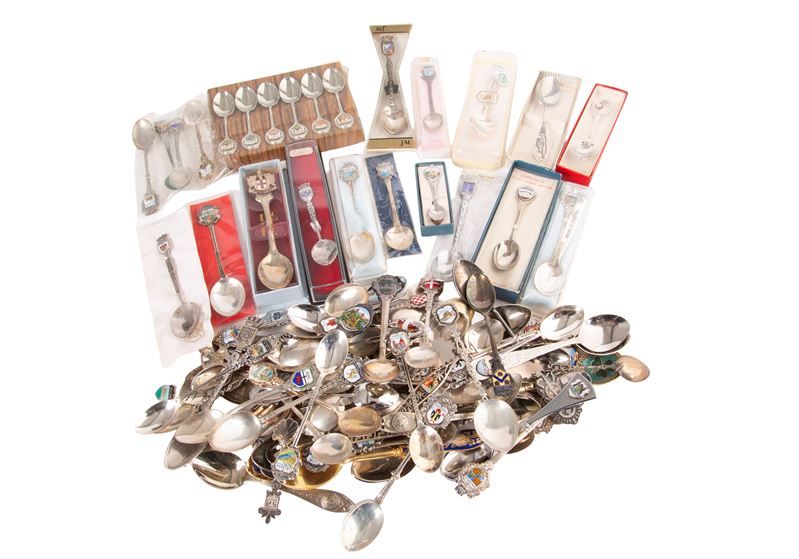 Centodieci cucchiaini da collezione