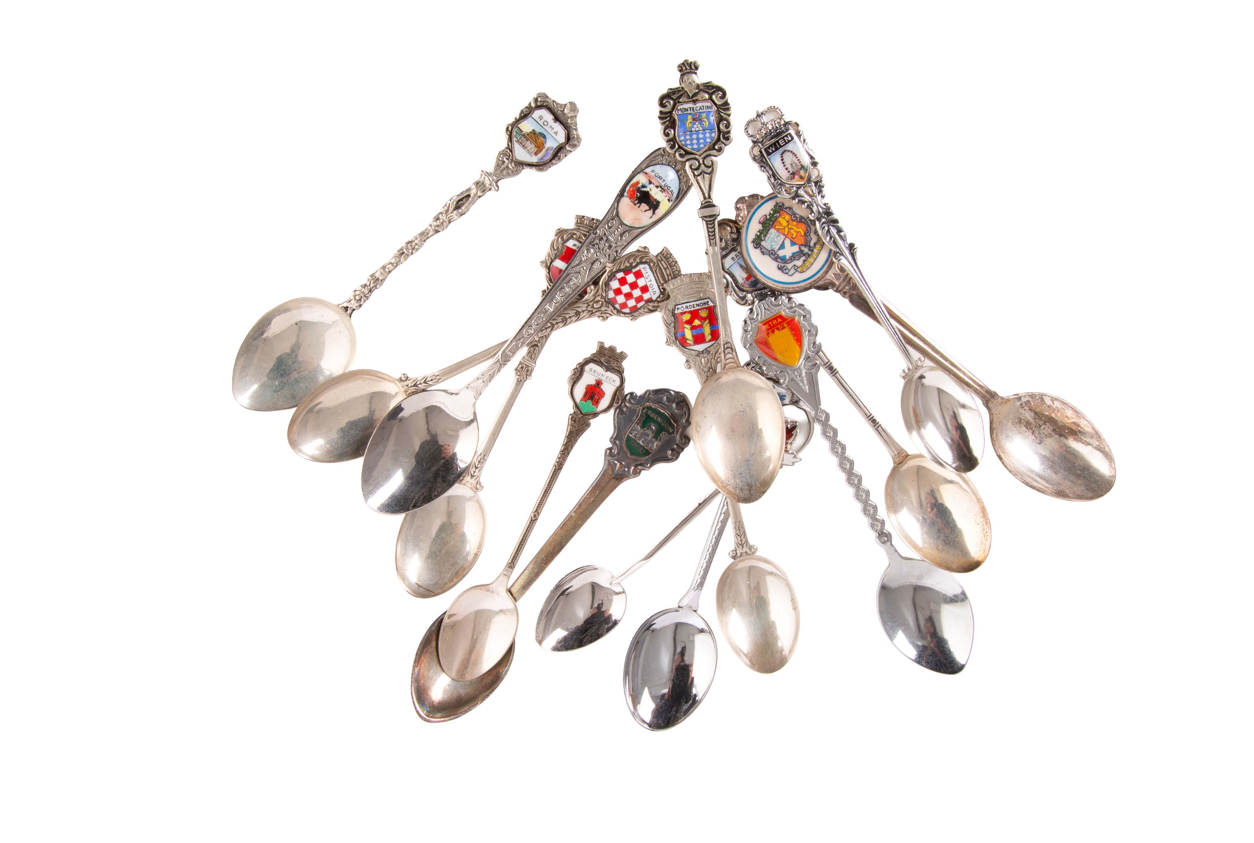 Centodieci cucchiaini da collezione