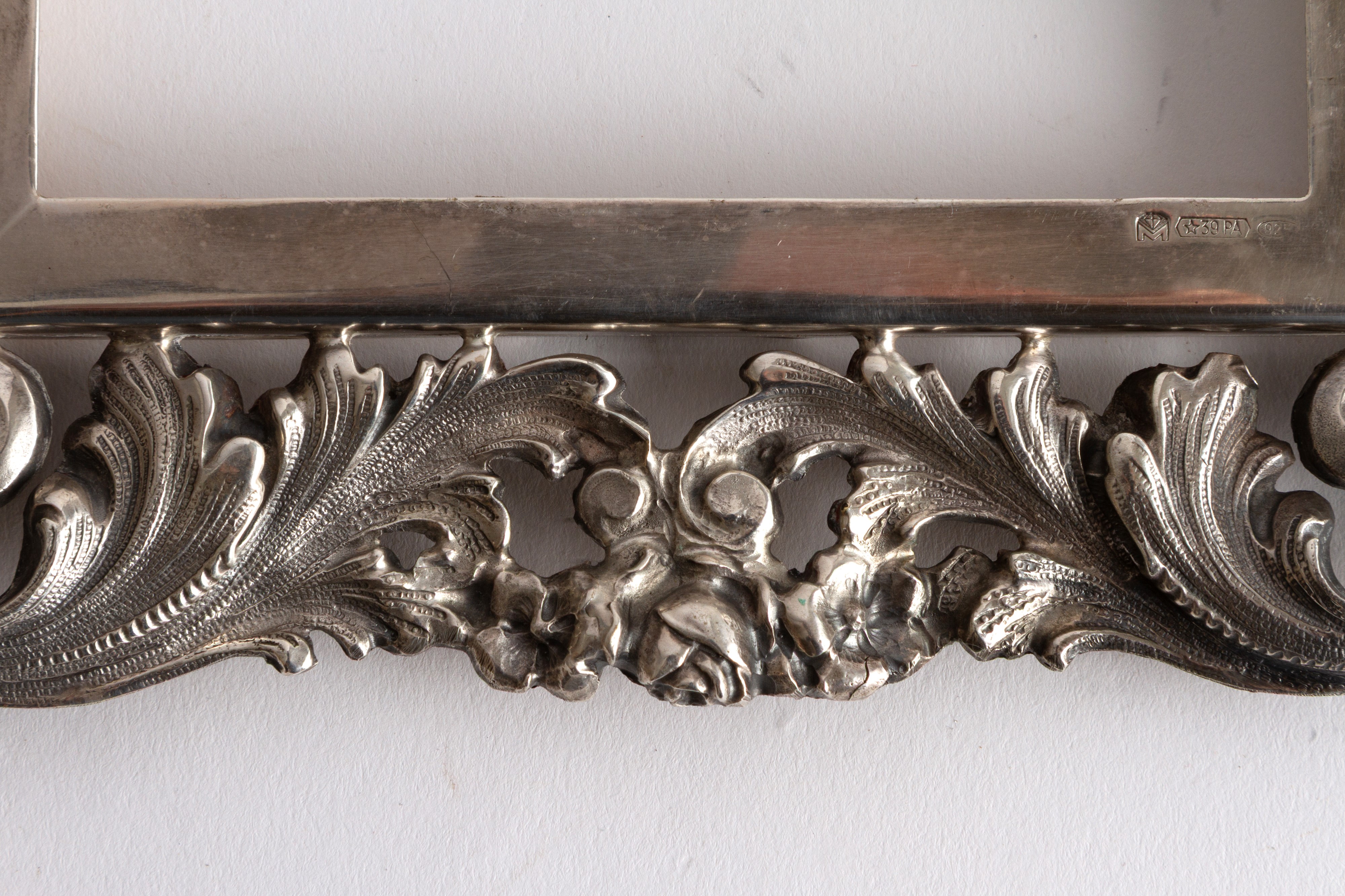 EUGENIO STANCAMPIANO, Cornice in argento 925 sbalzato e traforato