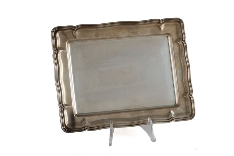 Vassoio in argento 800, XX secolo, dimensioni 30,5x23,5 cm
