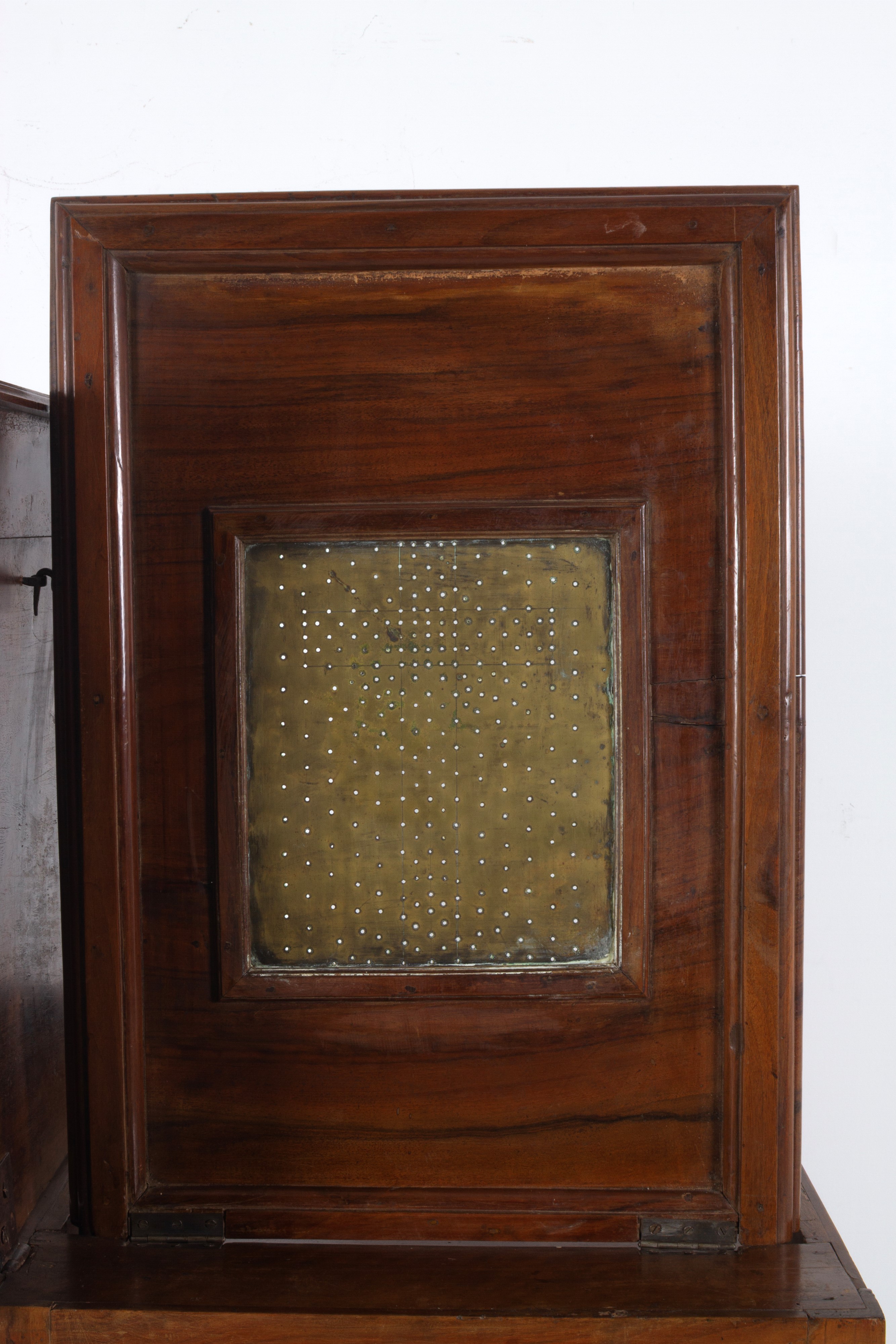 Cassettone Luigi XVI trasformabile in confessionale, legno di noce filettato, fine XVIII-inizi XI...