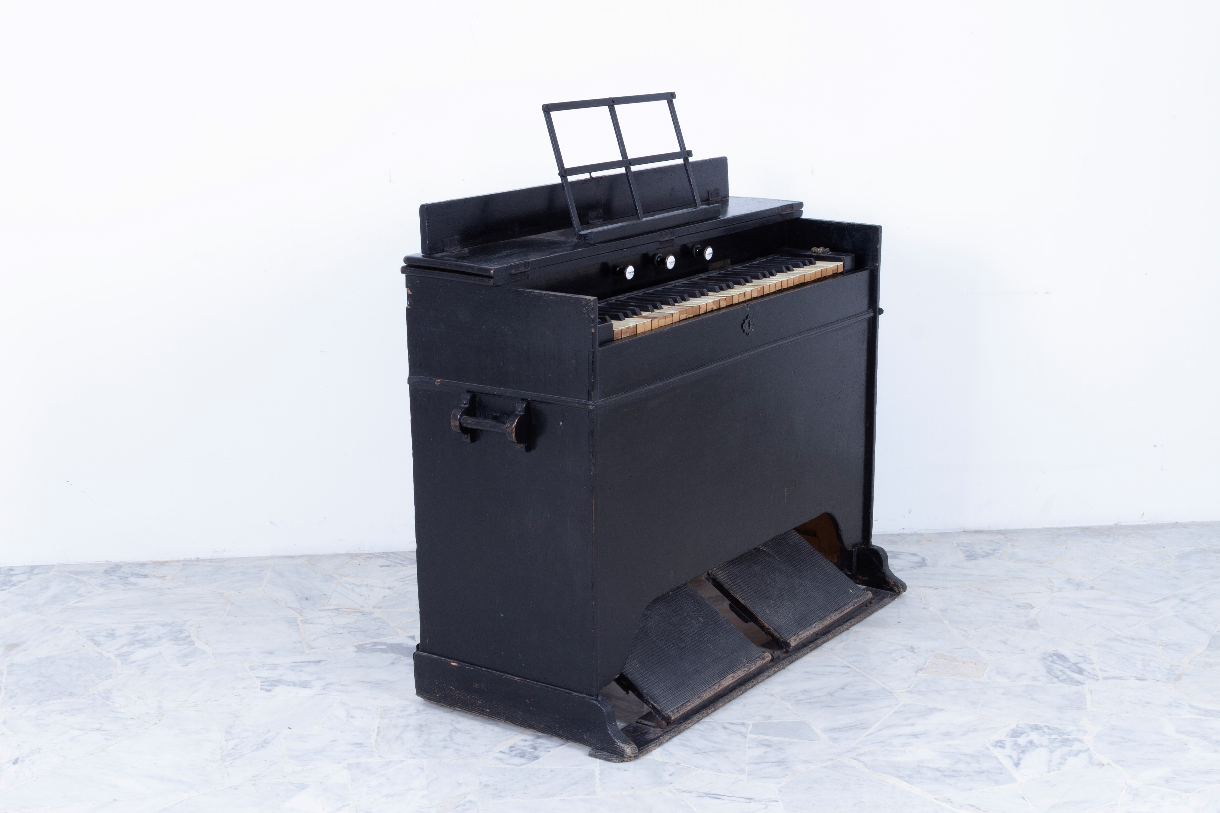 Armonium, strumento musicale ad aria laccato nero, XIX secolo