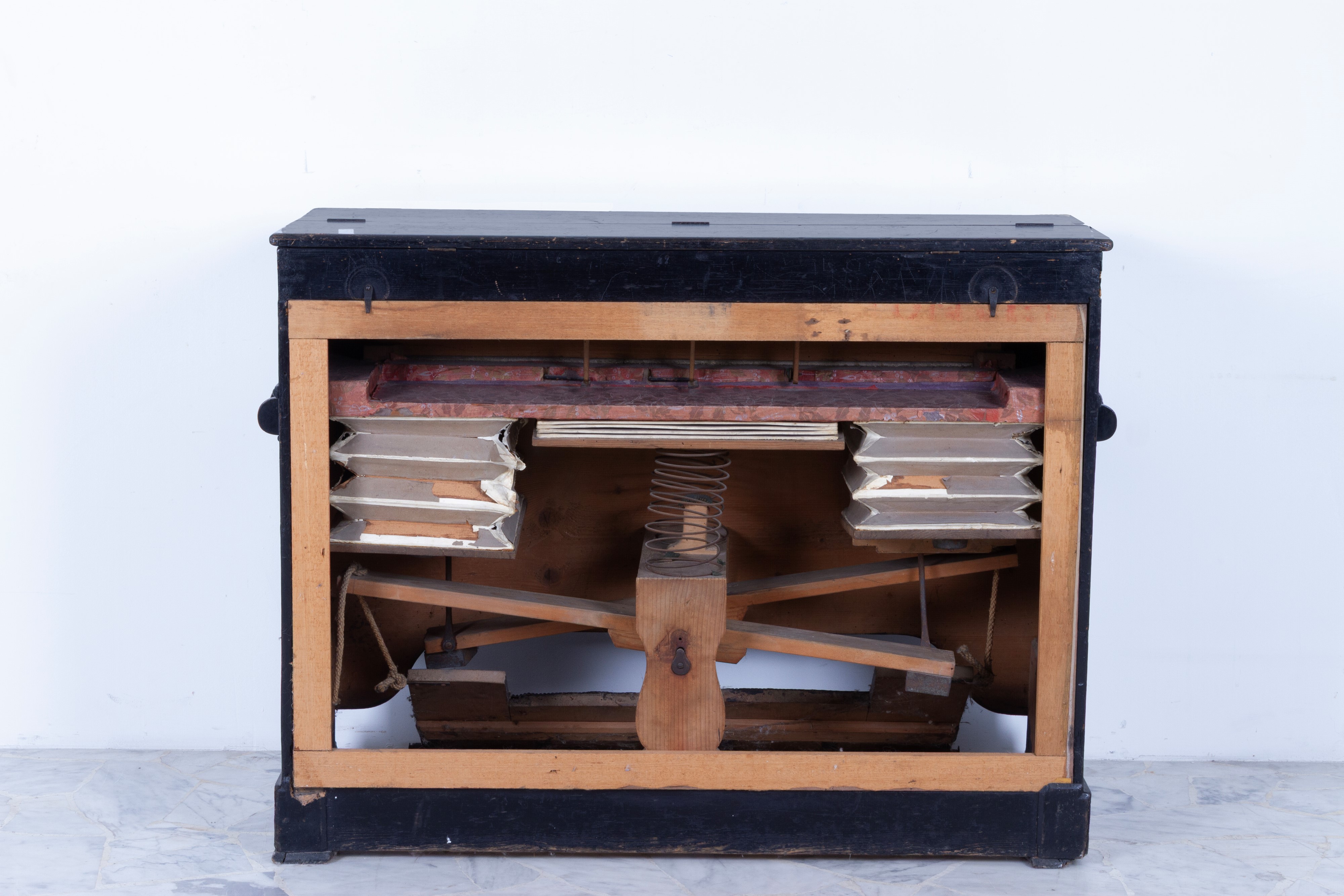 Armonium, strumento musicale ad aria laccato nero, XIX secolo