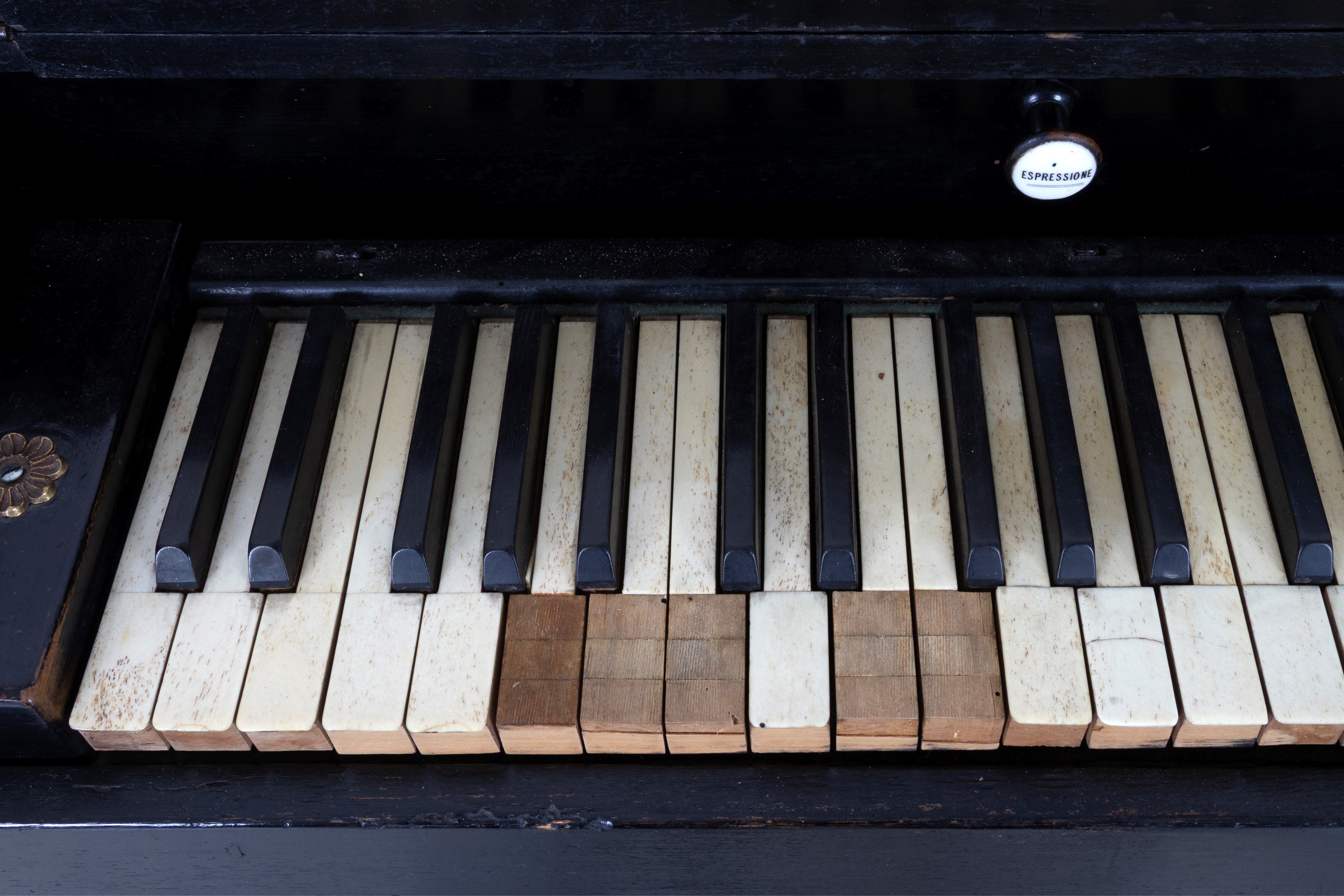 Armonium, strumento musicale ad aria laccato nero, XIX secolo