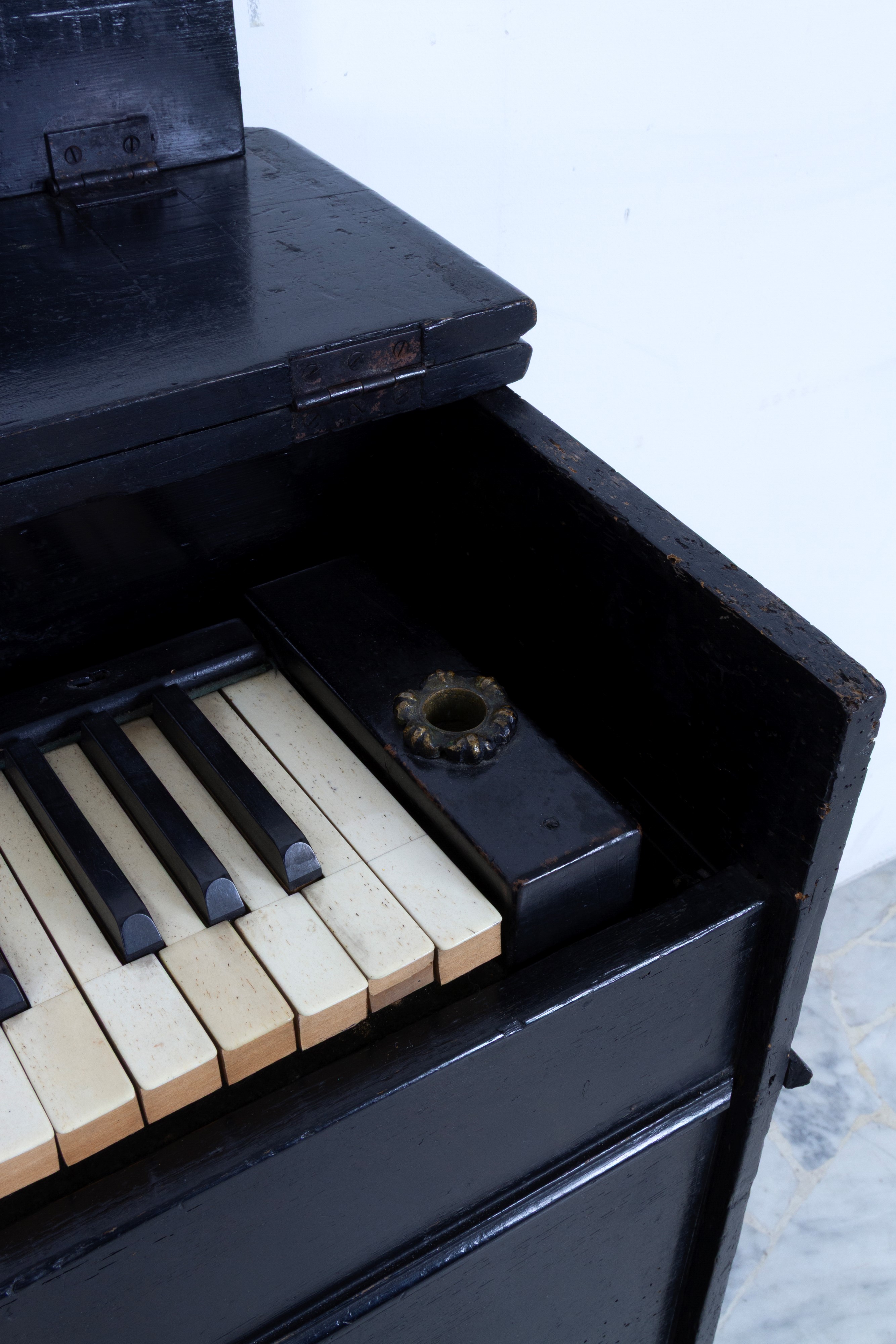 Armonium, strumento musicale ad aria laccato nero, XIX secolo