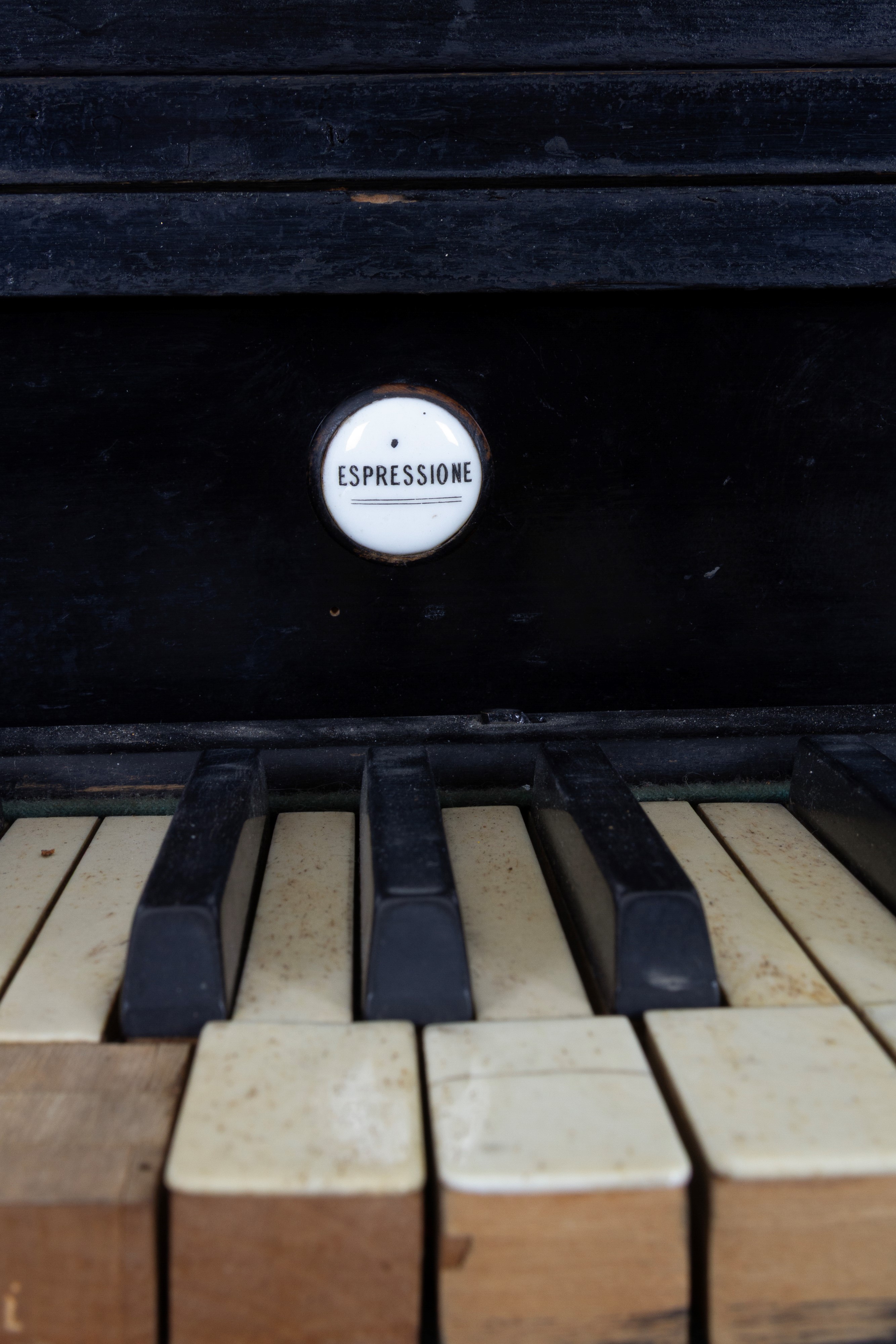 Armonium, strumento musicale ad aria laccato nero, XIX secolo