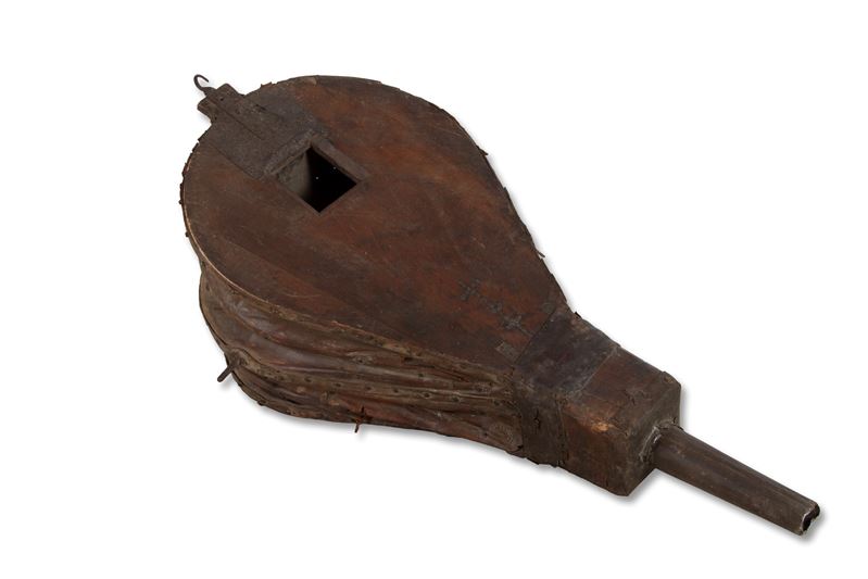 Soffione da camino, legno di noce e pelle, XVII secolo