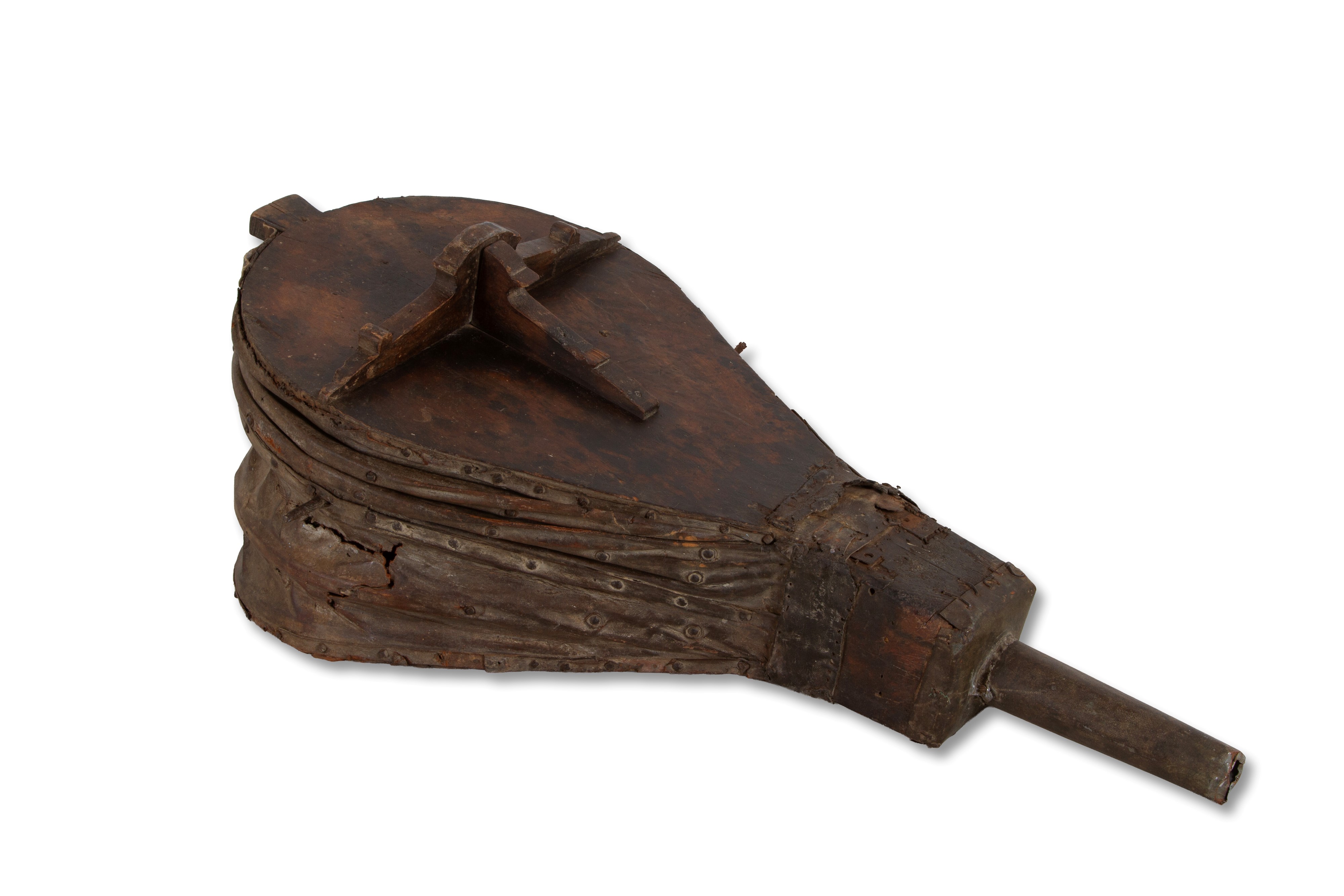 Soffione da camino, legno di noce e pelle, XVII secolo