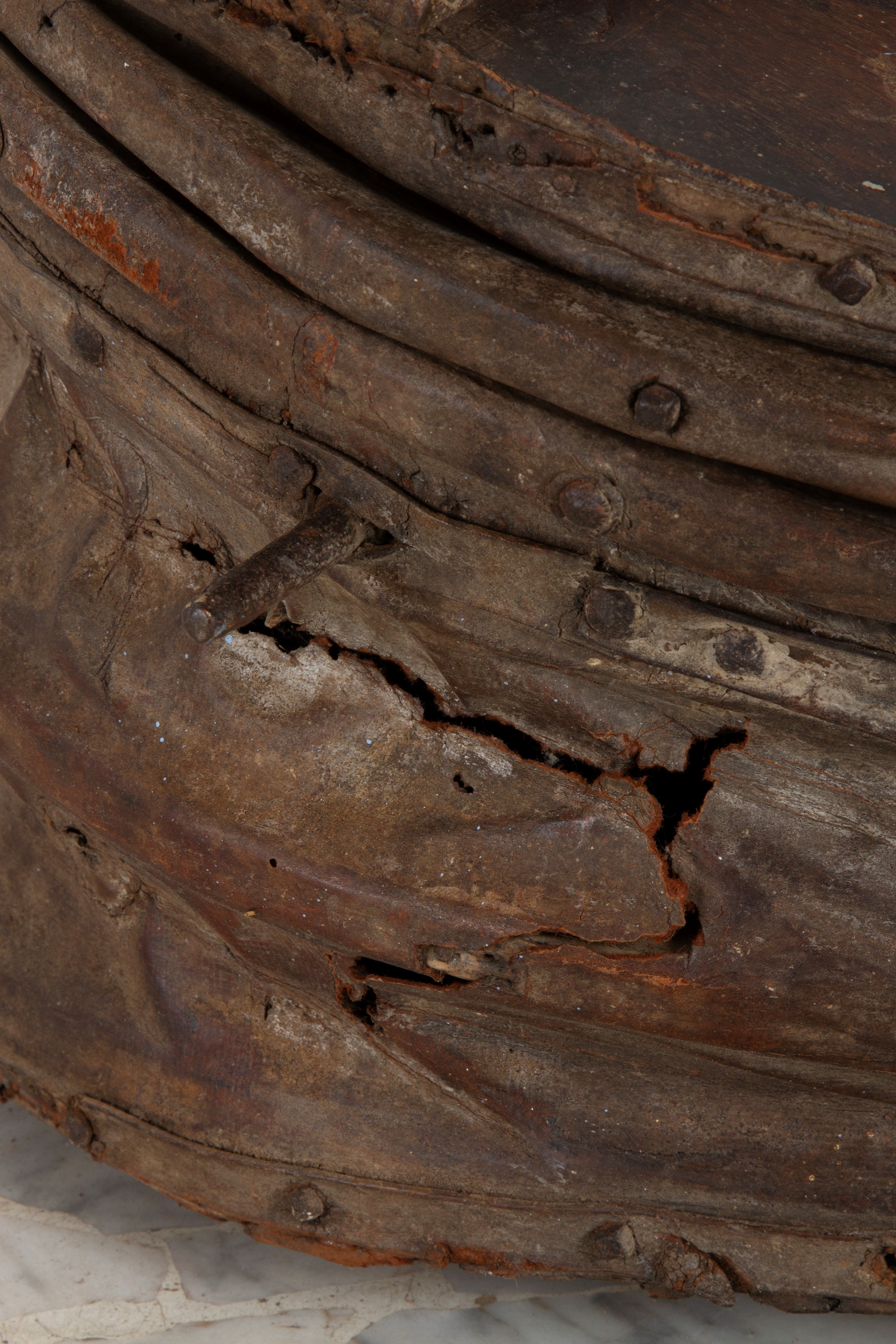 Soffione da camino, legno di noce e pelle, XVII secolo