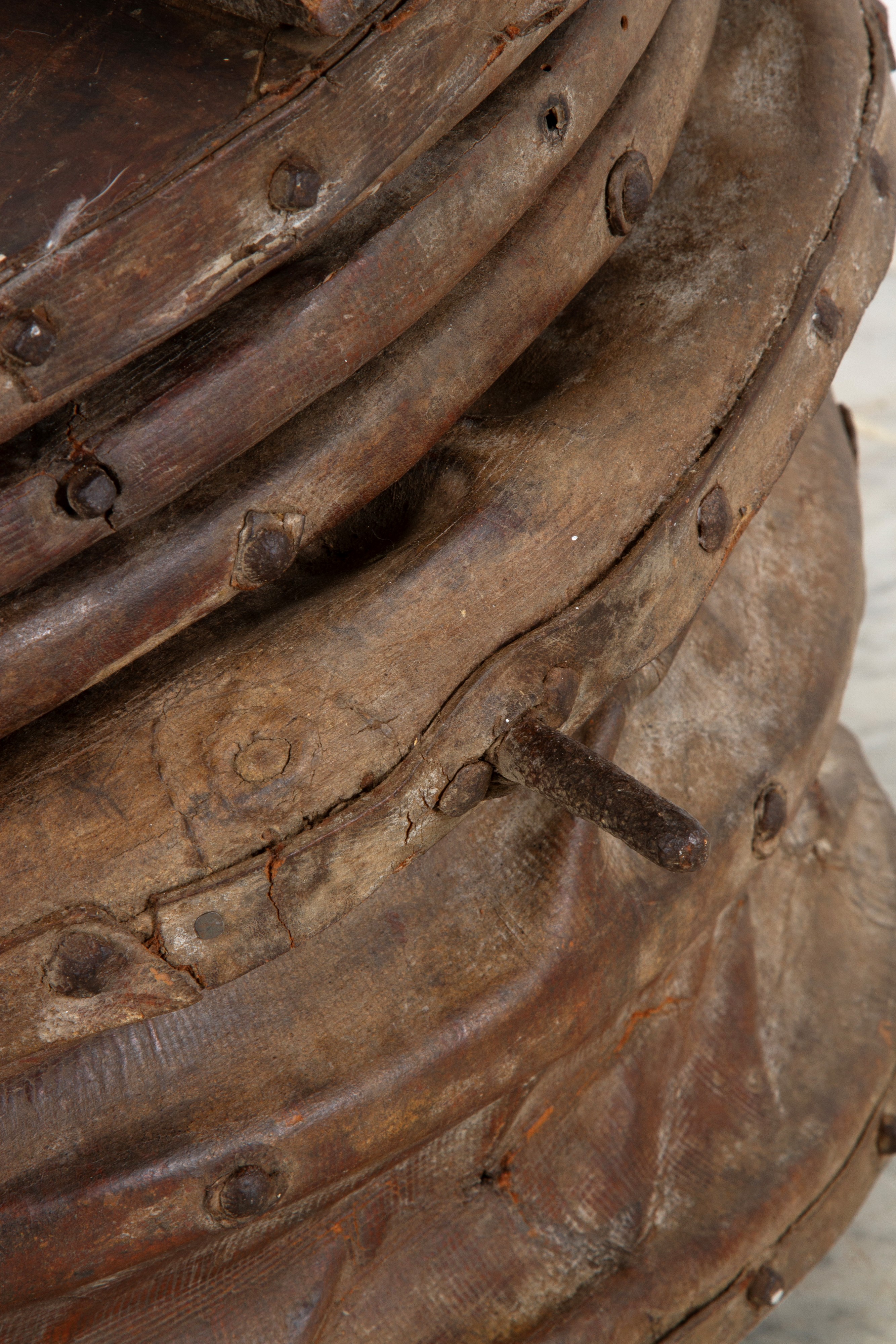 Soffione da camino, legno di noce e pelle, XVII secolo